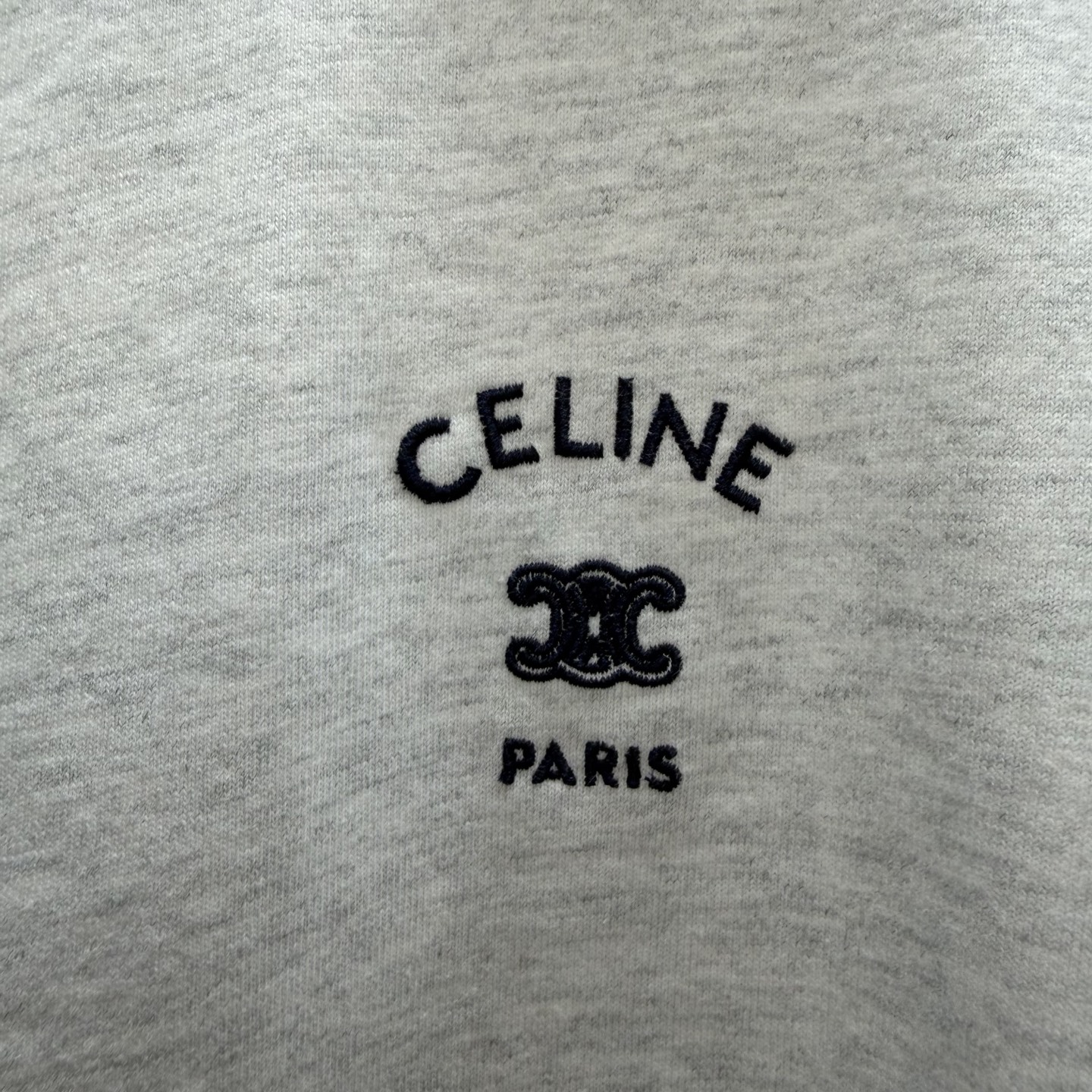 Celine CELINE圆领短袖T恤 胸前 小标刺绣点缀 简约不简单 精选舒适纯棉面料 柔软透气