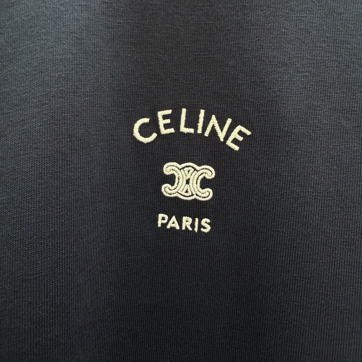 Celine CELINE圆领短袖T恤 胸前 小标刺绣点缀 简约不简单 精选舒适纯棉面料 柔软透气
