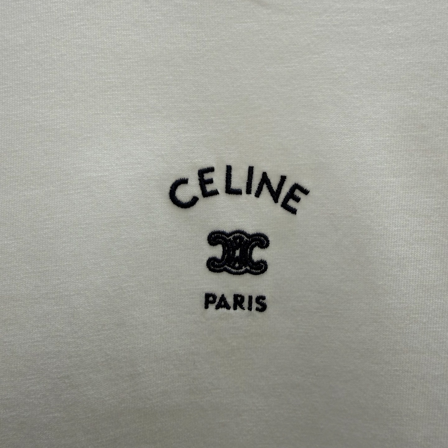 Celine CELINE圆领短袖T恤 胸前 小标刺绣点缀 简约不简单 精选舒适纯棉面料 柔软透气