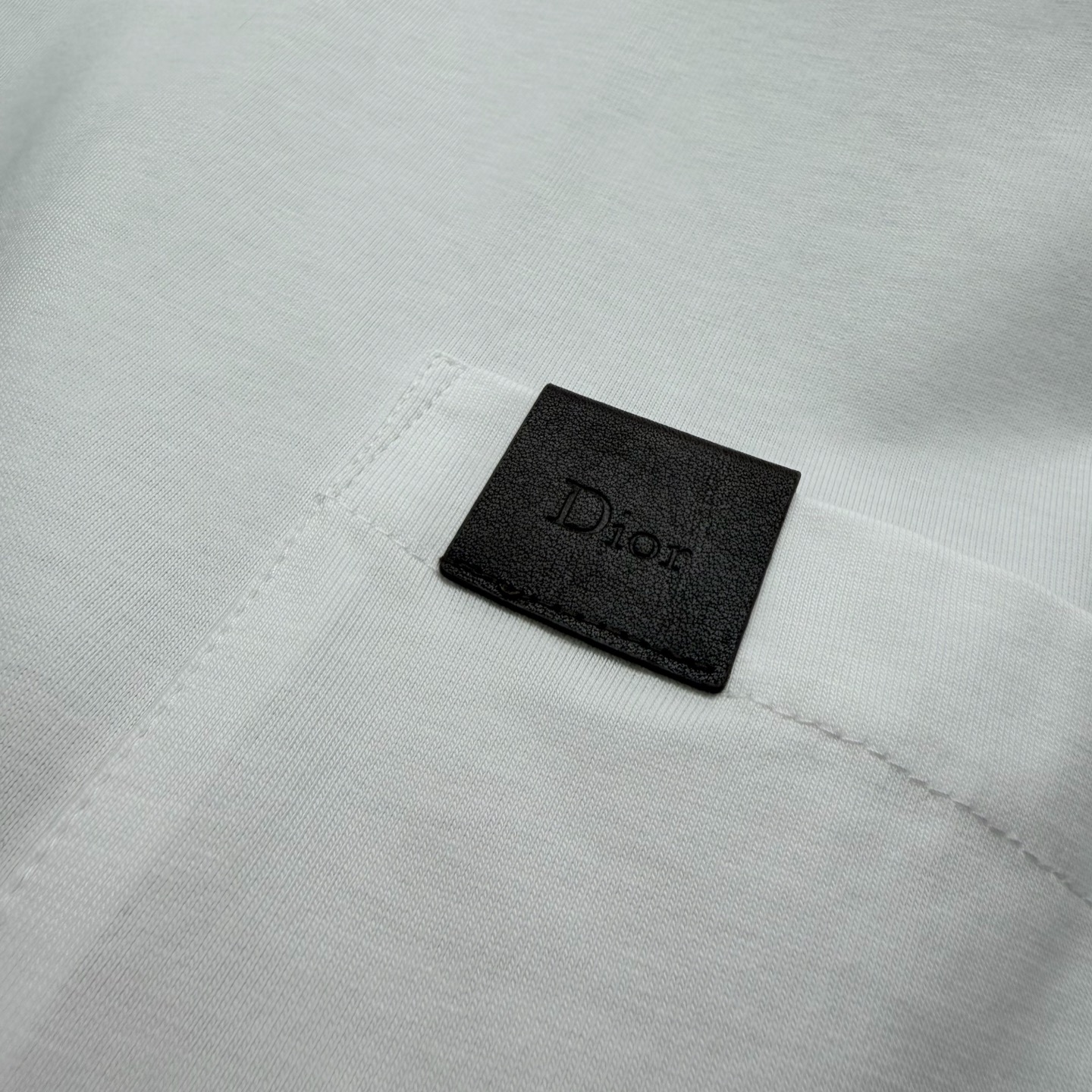 Dior 这款T恤是二零二六夏季男装系列新品 呈现简约风格 采用灰色棉质平纹针织面料精心制作