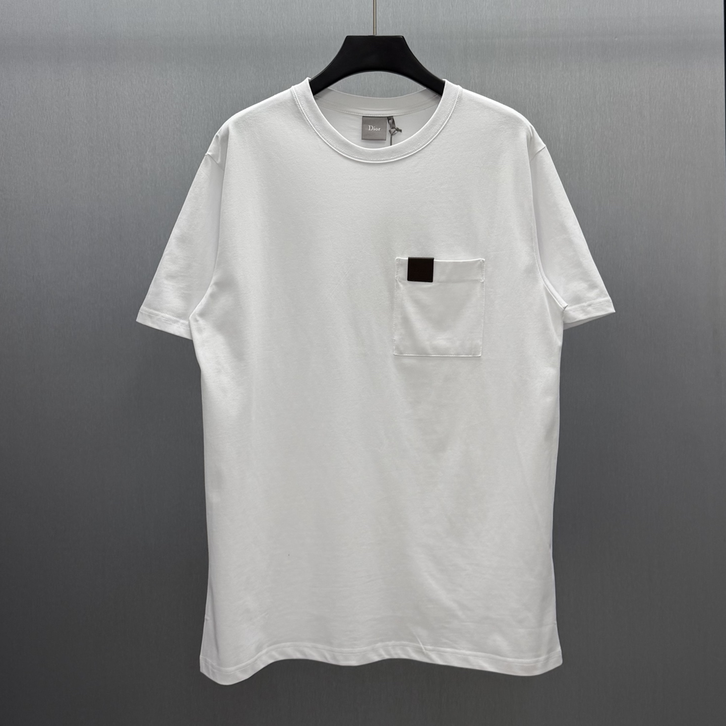 Dior 这款T恤是二零二六夏季男装系列新品 呈现简约风格 采用灰色棉质平纹针织面料精心制作
