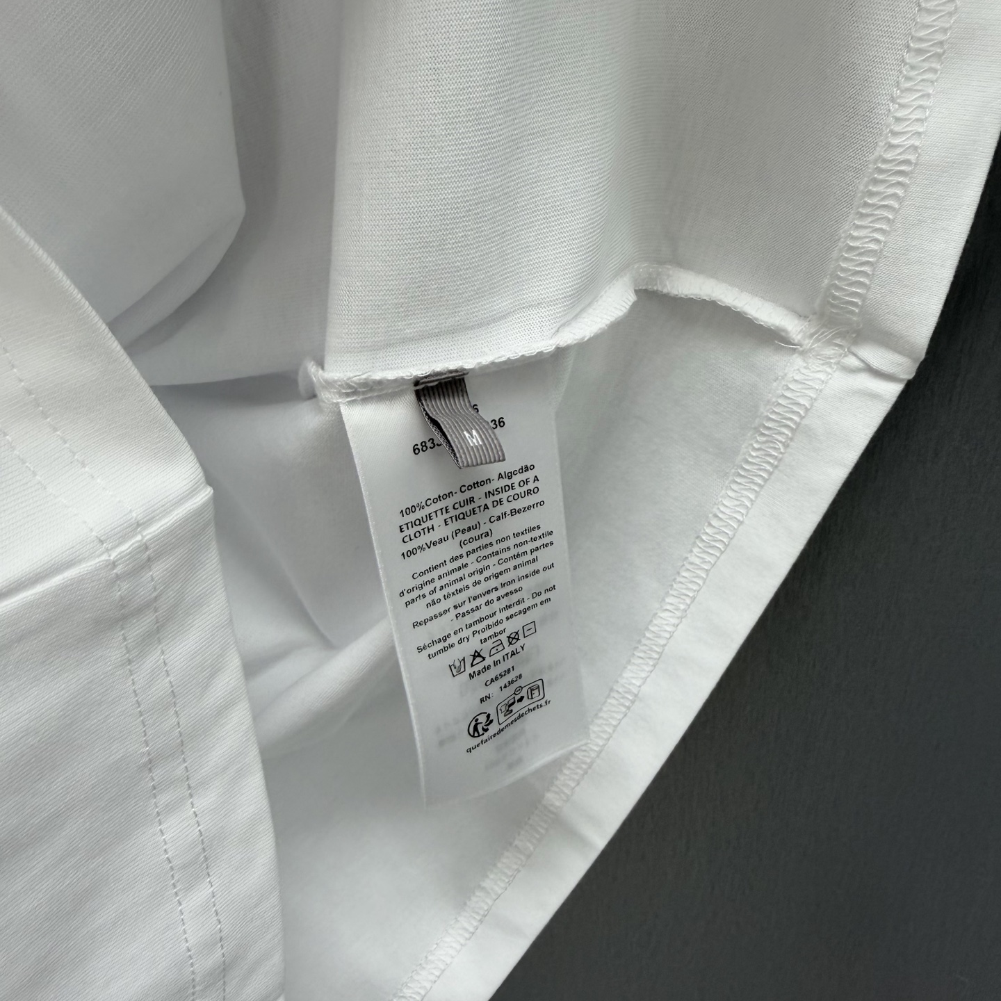Dior 这款T恤是二零二六夏季男装系列新品 呈现简约风格 采用灰色棉质平纹针织面料精心制作