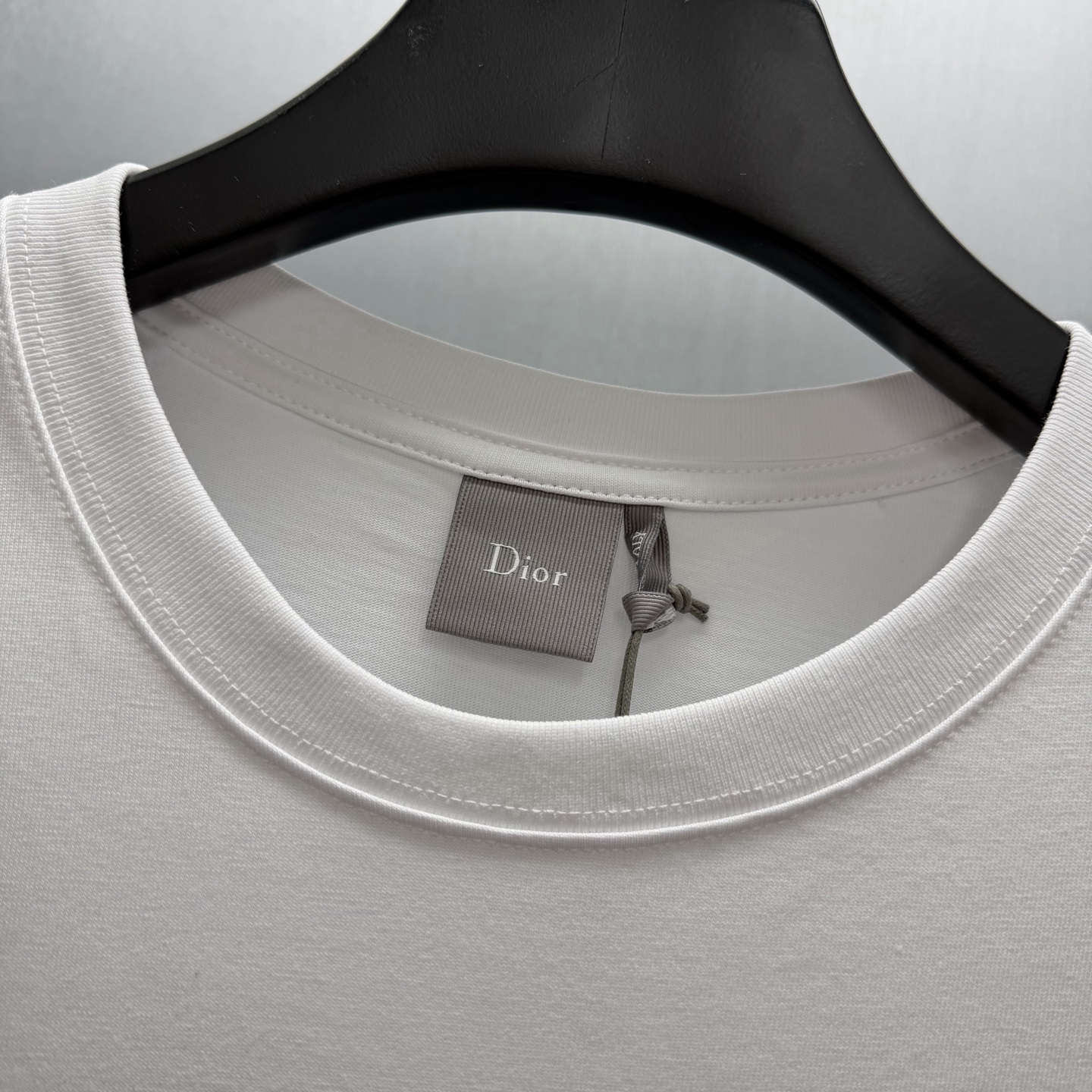 Dior 这款T恤是二零二六夏季男装系列新品 呈现简约风格 采用灰色棉质平纹针织面料精心制作
