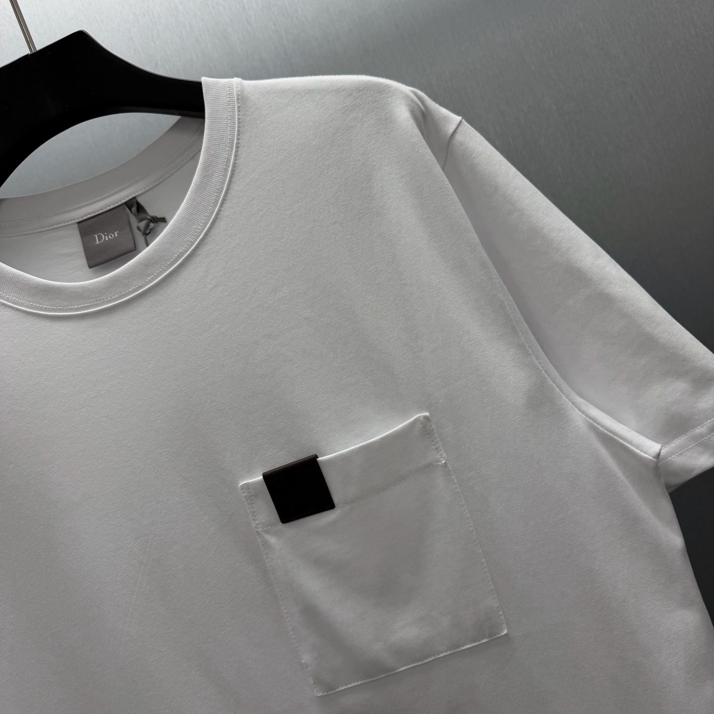 Dior 这款T恤是二零二六夏季男装系列新品 呈现简约风格 采用灰色棉质平纹针织面料精心制作