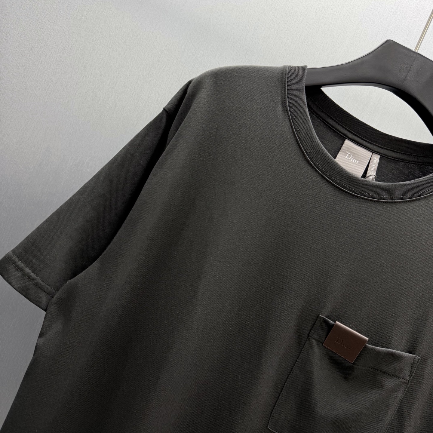 Dior 这款T恤是二零二六夏季男装系列新品 呈现简约风格 采用灰色棉质平纹针织面料精心制作
