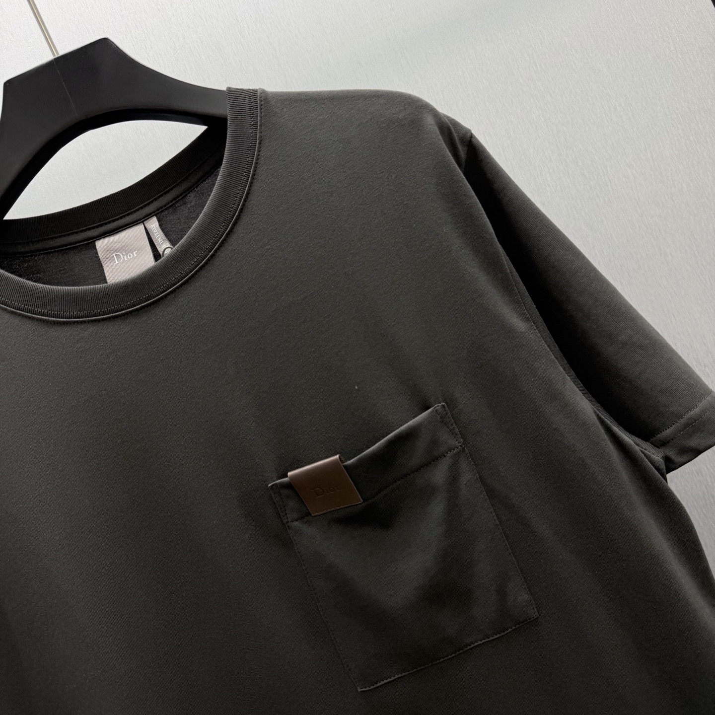 Dior 这款T恤是二零二六夏季男装系列新品 呈现简约风格 采用灰色棉质平纹针织面料精心制作