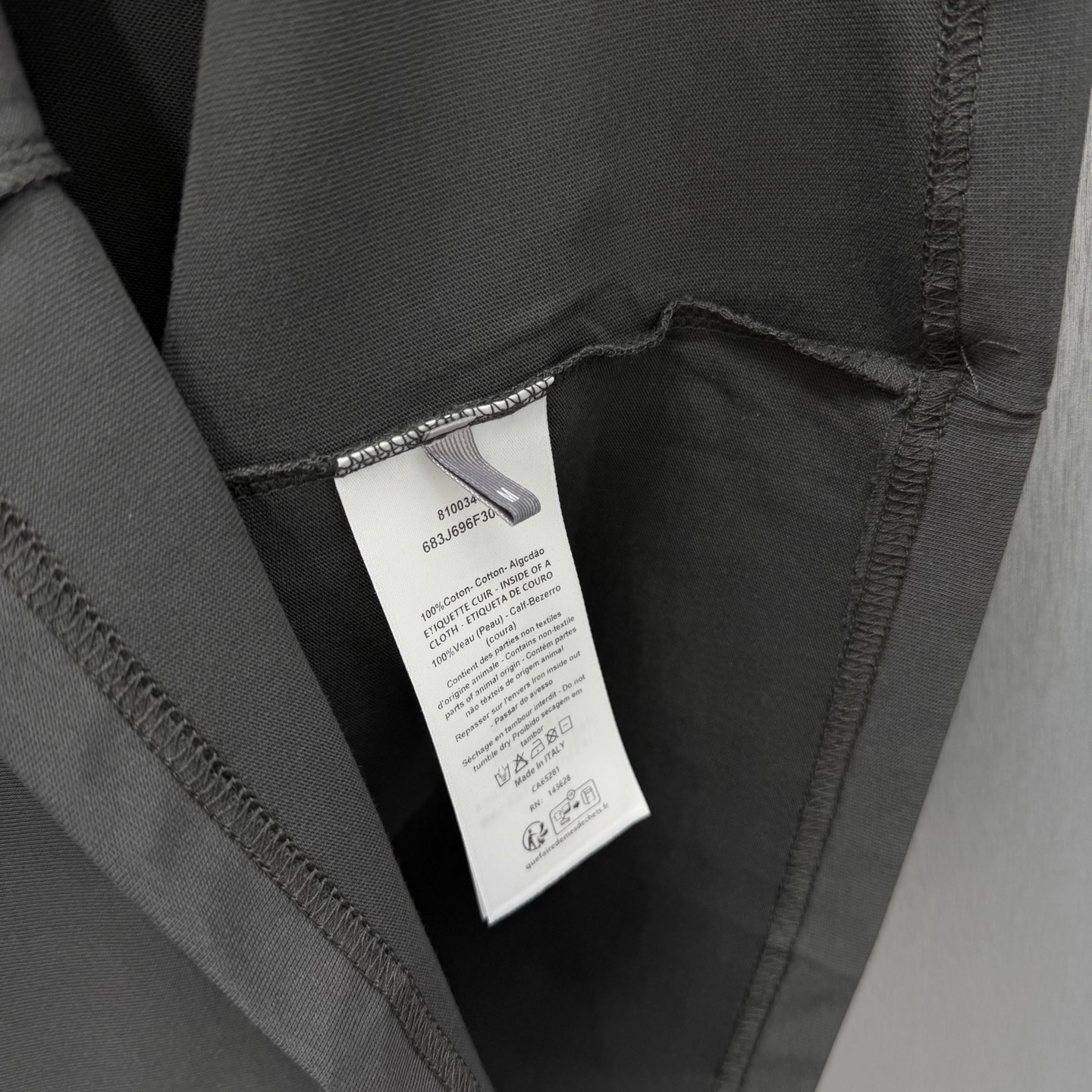 Dior 这款T恤是二零二六夏季男装系列新品 呈现简约风格 采用灰色棉质平纹针织面料精心制作