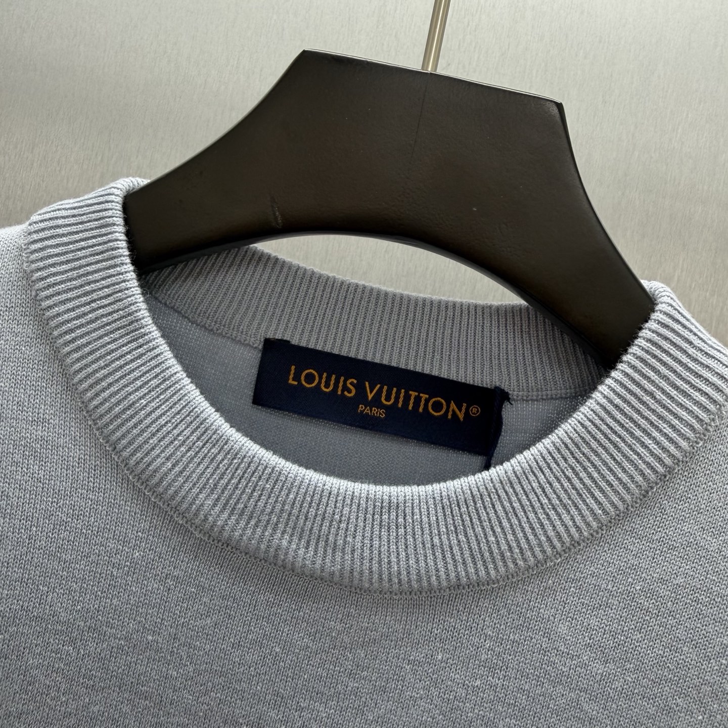 Louis Vuitton 图形半袖圆领针织衫 采用柔和粉彩色调的运动风插肩针织设计 V 型领口延伸至腰部 巧妙修饰身形