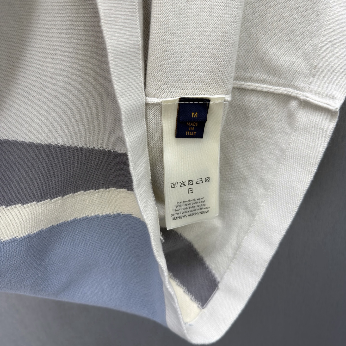 Louis Vuitton 图形半袖圆领针织衫 采用柔和粉彩色调的运动风插肩针织设计 V 型领口延伸至腰部 巧妙修饰身形