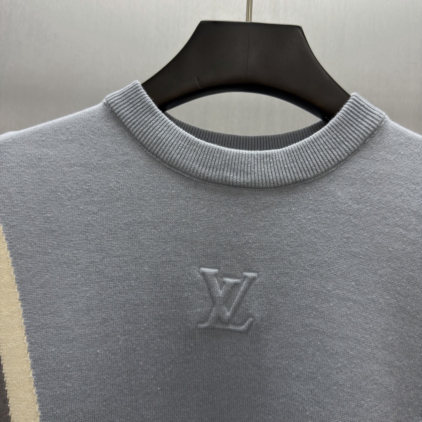 Louis Vuitton 图形半袖圆领针织衫 采用柔和粉彩色调的运动风插肩针织设计 V 型领口延伸至腰部 巧妙修饰身形