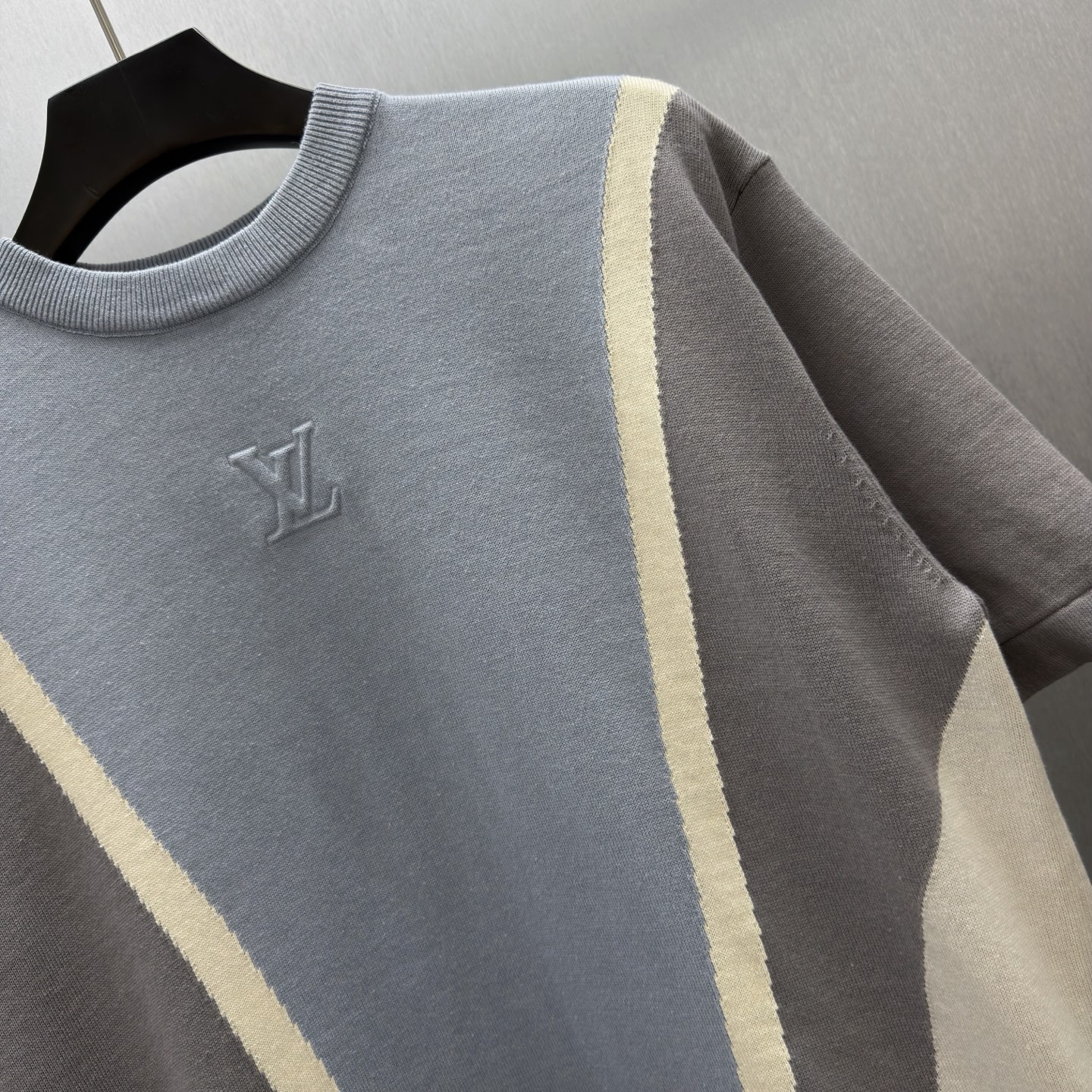 Louis Vuitton 图形半袖圆领针织衫 采用柔和粉彩色调的运动风插肩针织设计 V 型领口延伸至腰部 巧妙修饰身形