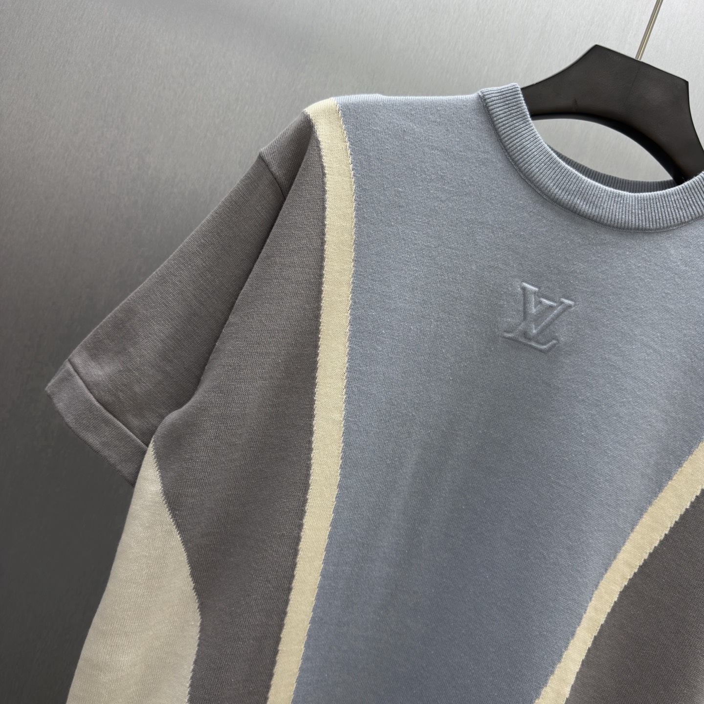 Louis Vuitton 图形半袖圆领针织衫 采用柔和粉彩色调的运动风插肩针织设计 V 型领口延伸至腰部 巧妙修饰身形