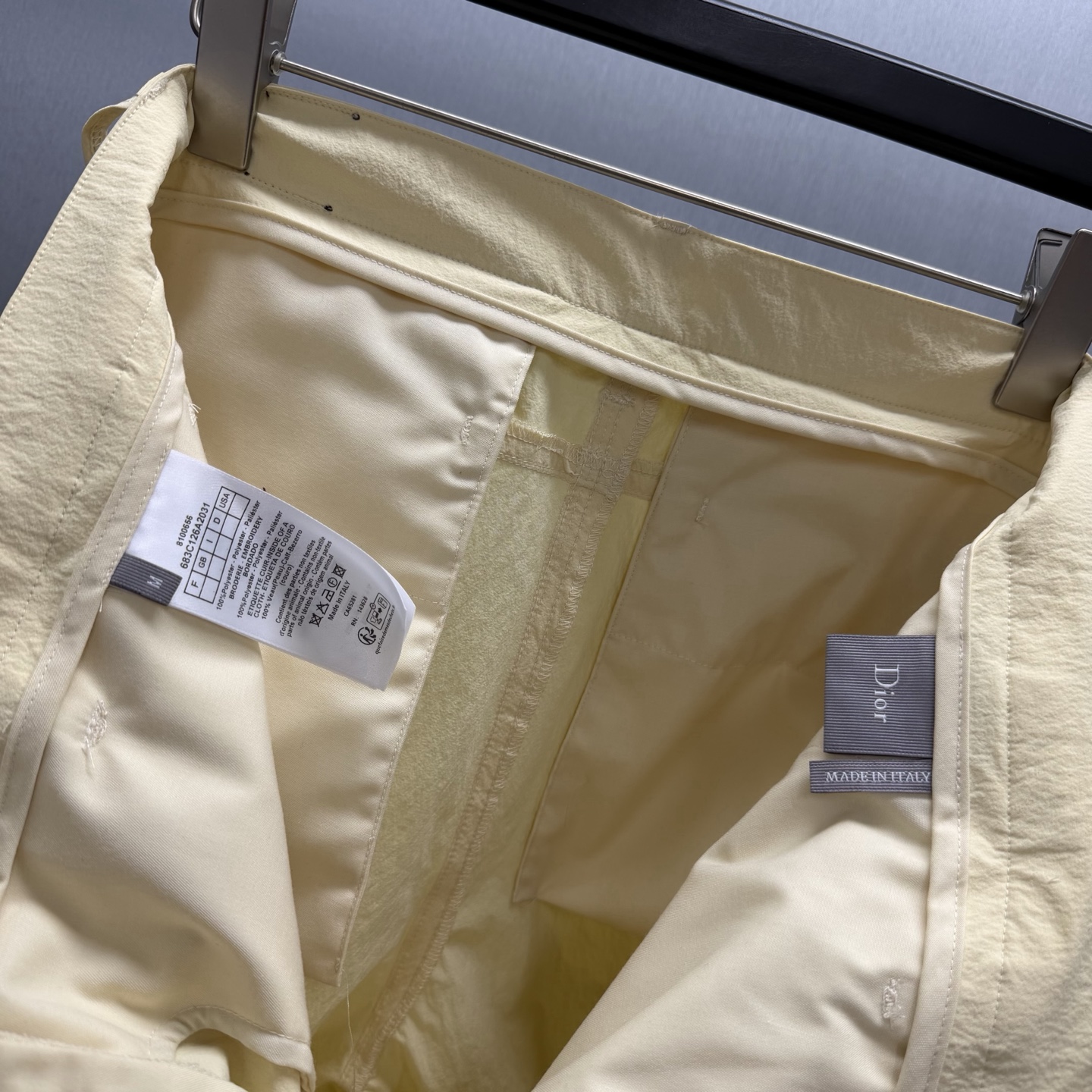 Dior 这款工装短裤是二零二六夏季男装系列新品 演绎 衣橱主打单品 采用海军蓝色科技面料精心制作