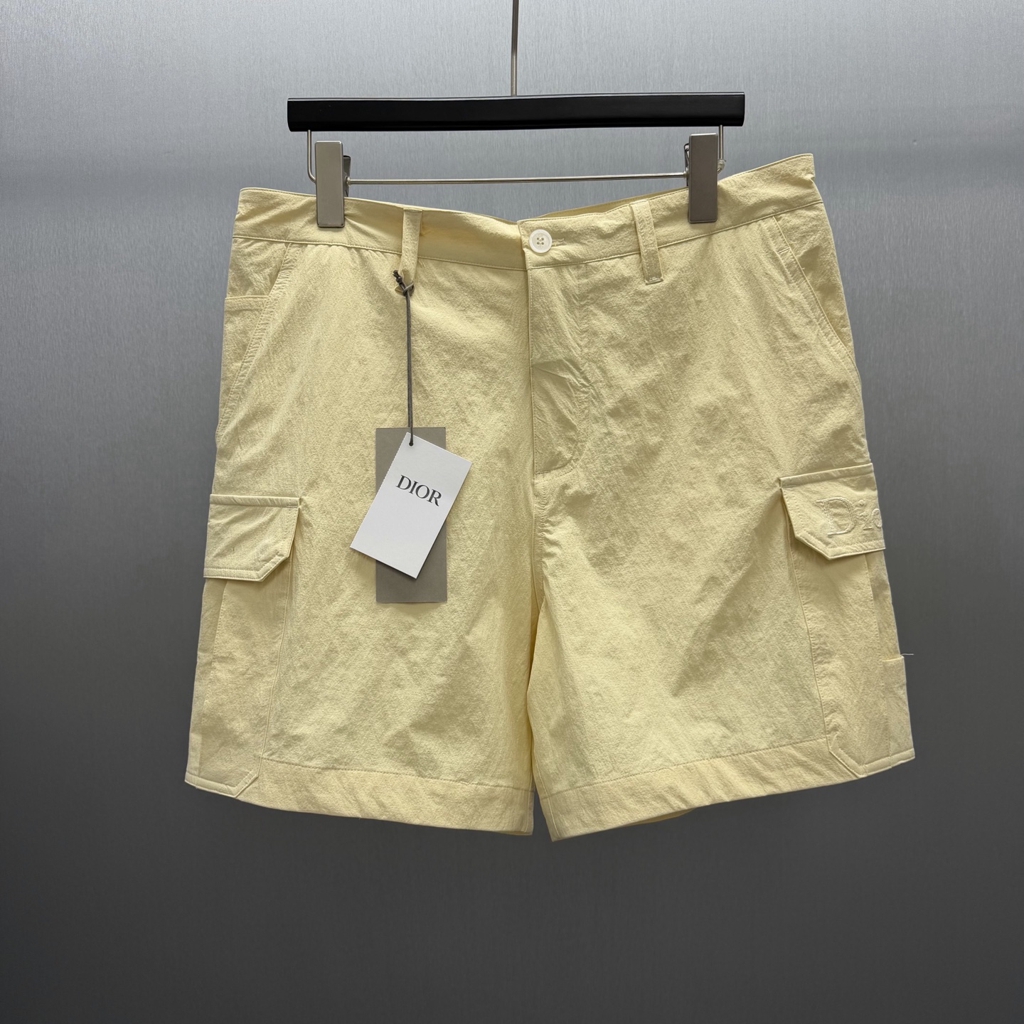 Dior 这款工装短裤是二零二六夏季男装系列新品 演绎 衣橱主打单品 采用海军蓝色科技面料精心制作
