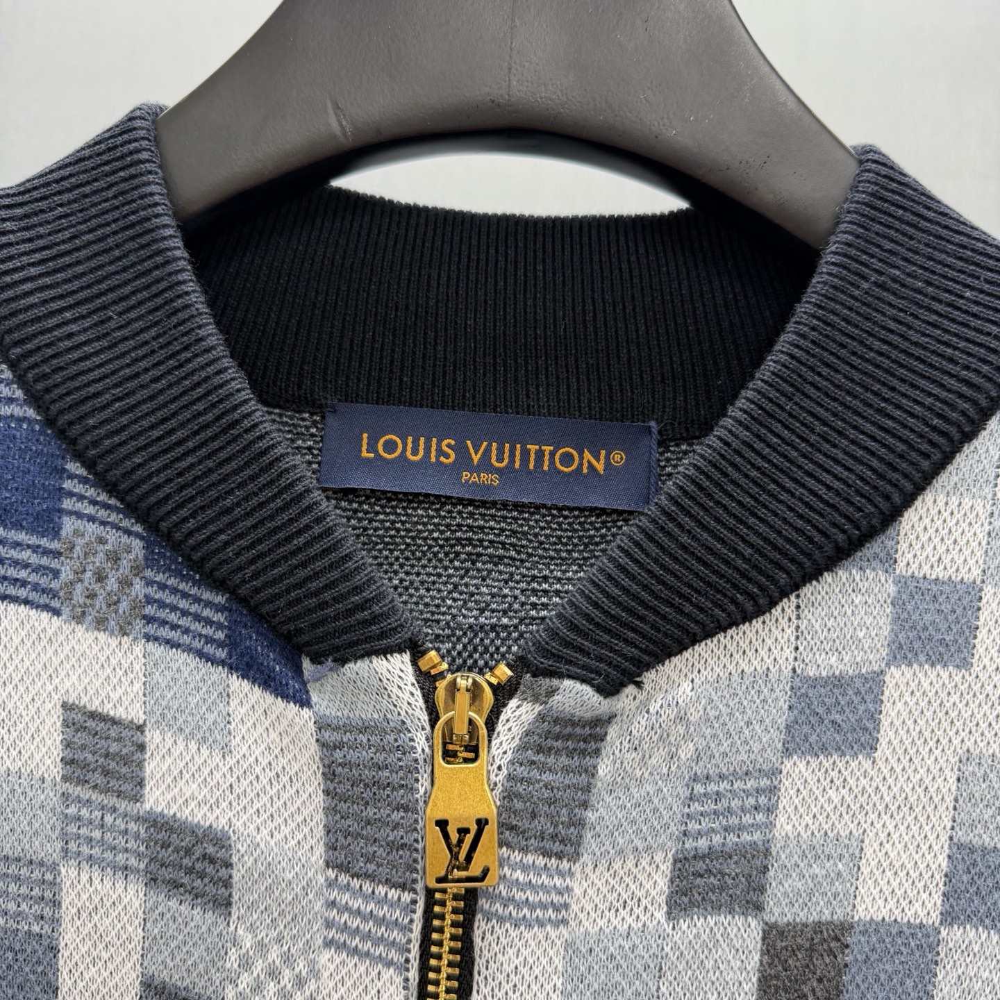 Louis Vuitton LV DAMOFLAGE混合皮革飞行员夹克 像素迷彩解构 皮革拼接碰撞未来感 金色拉链点亮细节