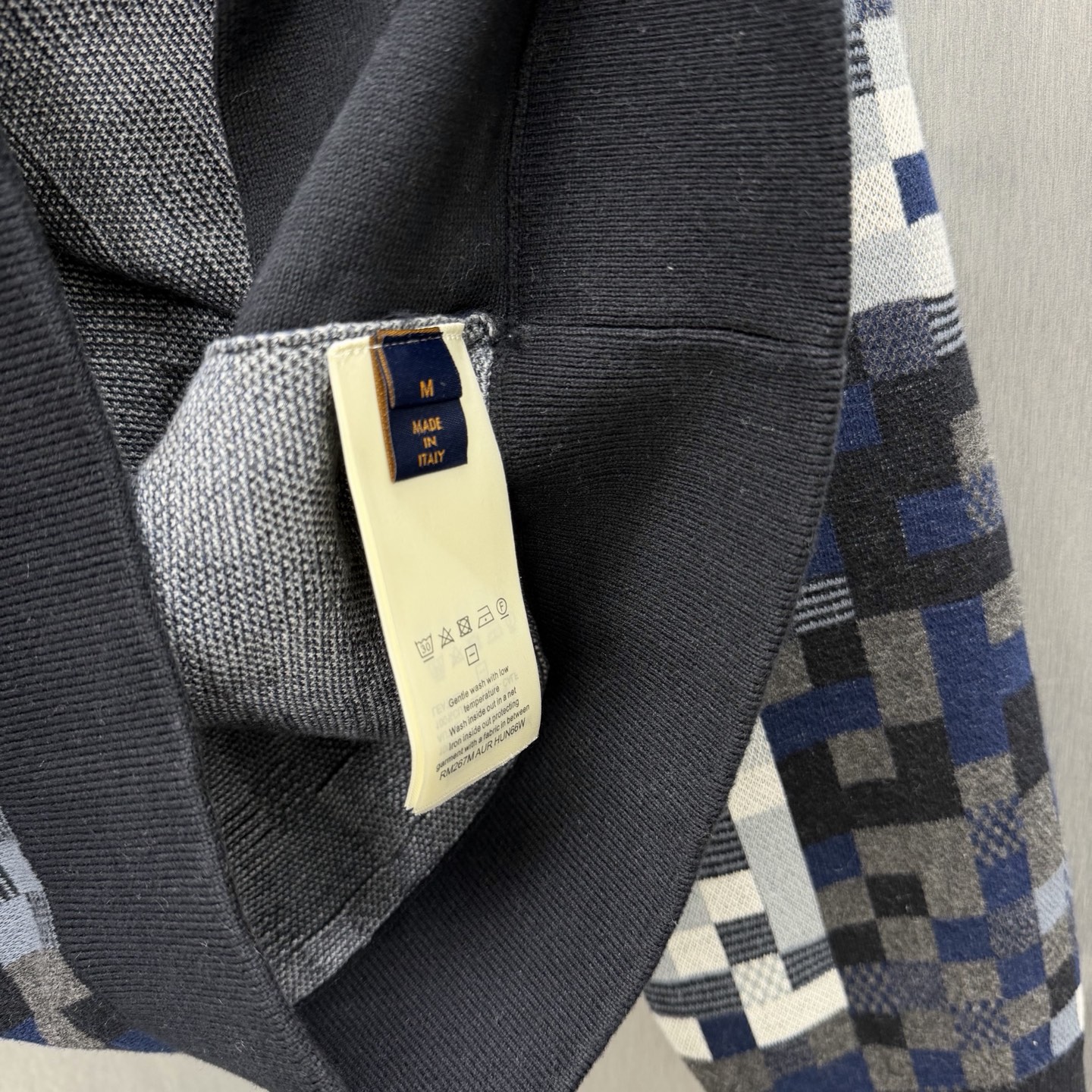 Louis Vuitton LV DAMOFLAGE混合皮革飞行员夹克 像素迷彩解构 皮革拼接碰撞未来感 金色拉链点亮细节