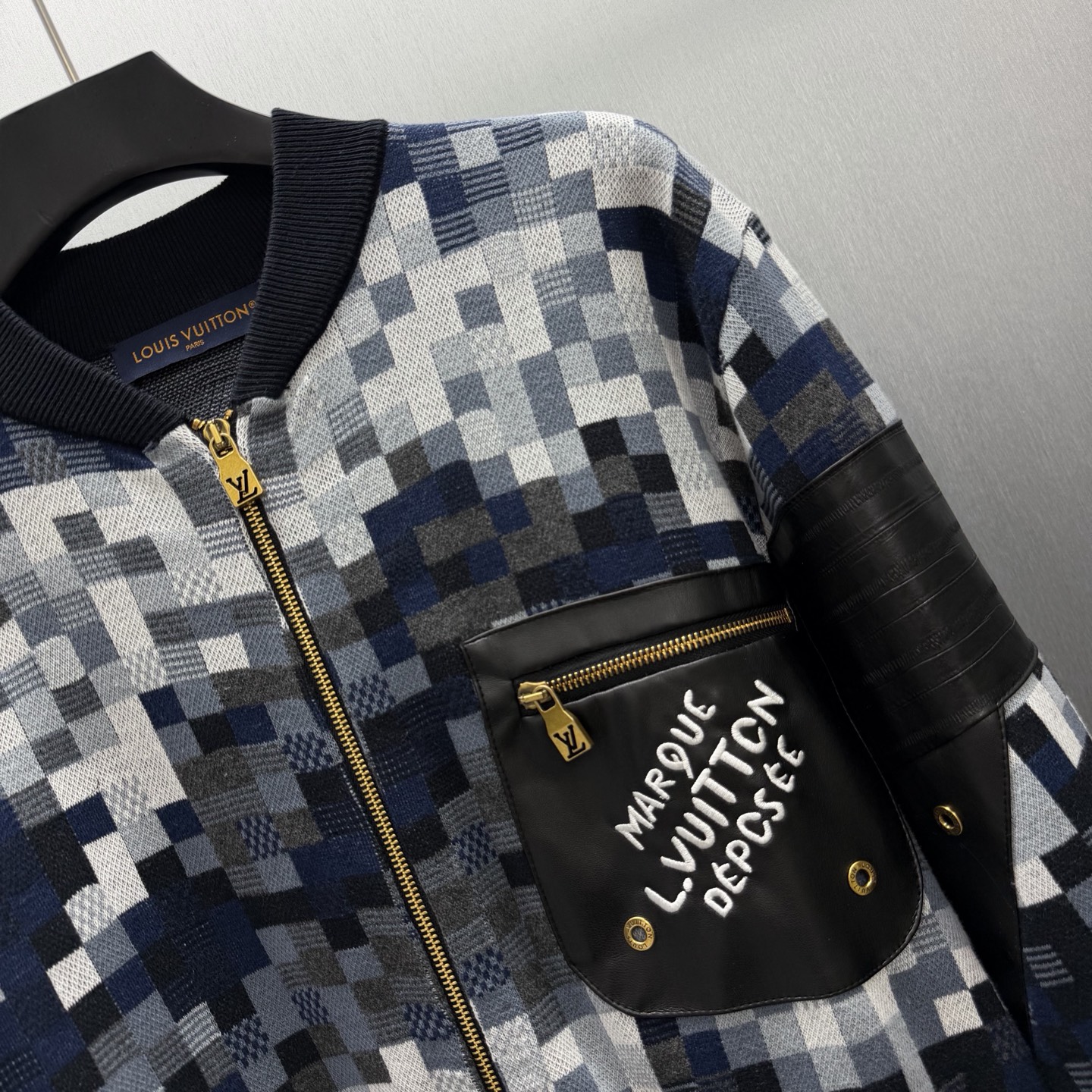 Louis Vuitton LV DAMOFLAGE混合皮革飞行员夹克 像素迷彩解构 皮革拼接碰撞未来感 金色拉链点亮细节