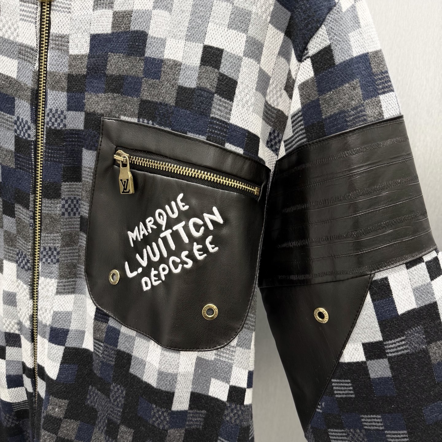 Louis Vuitton LV DAMOFLAGE混合皮革飞行员夹克 像素迷彩解构 皮革拼接碰撞未来感 金色拉链点亮细节