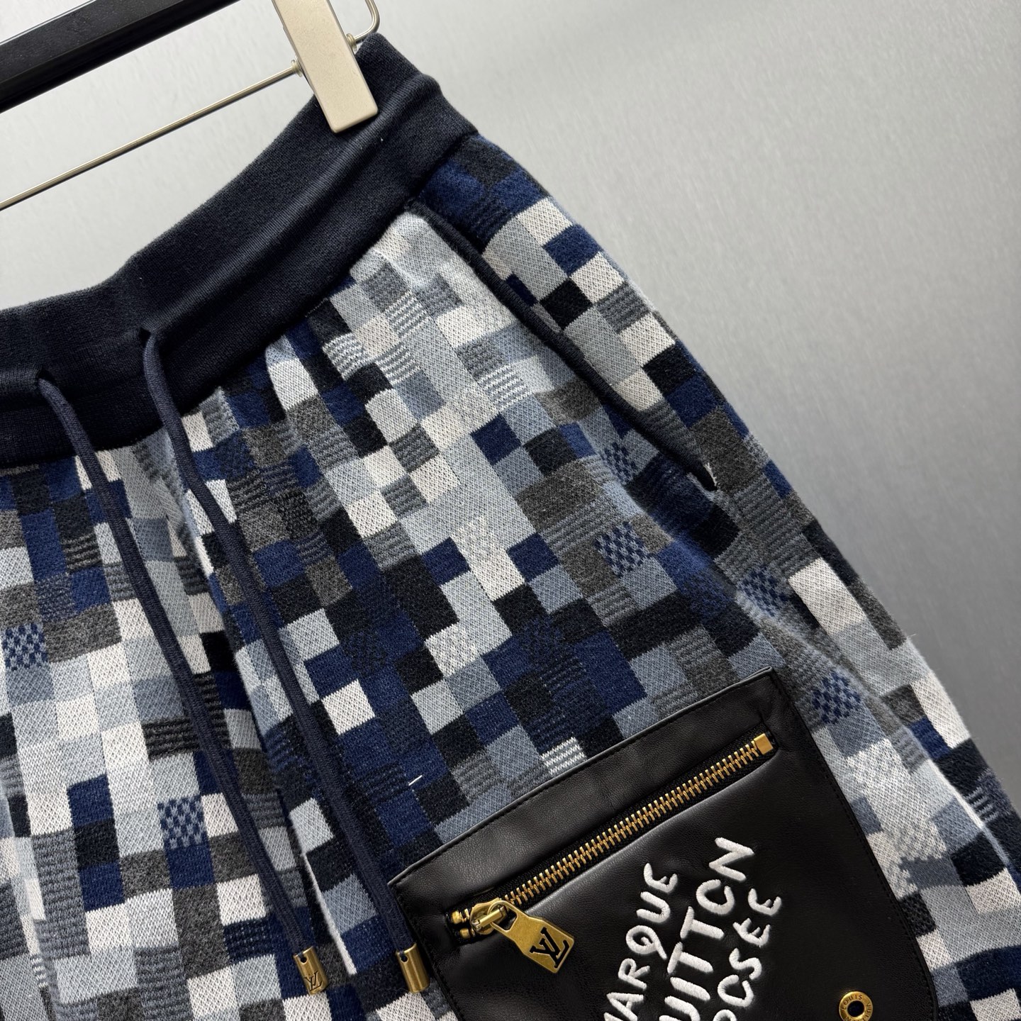 Louis Vuitton LV DAMOFLAGE混合皮革针织短裤 像素迷彩解构 皮革拼接碰撞未来感 金色拉链点亮细节