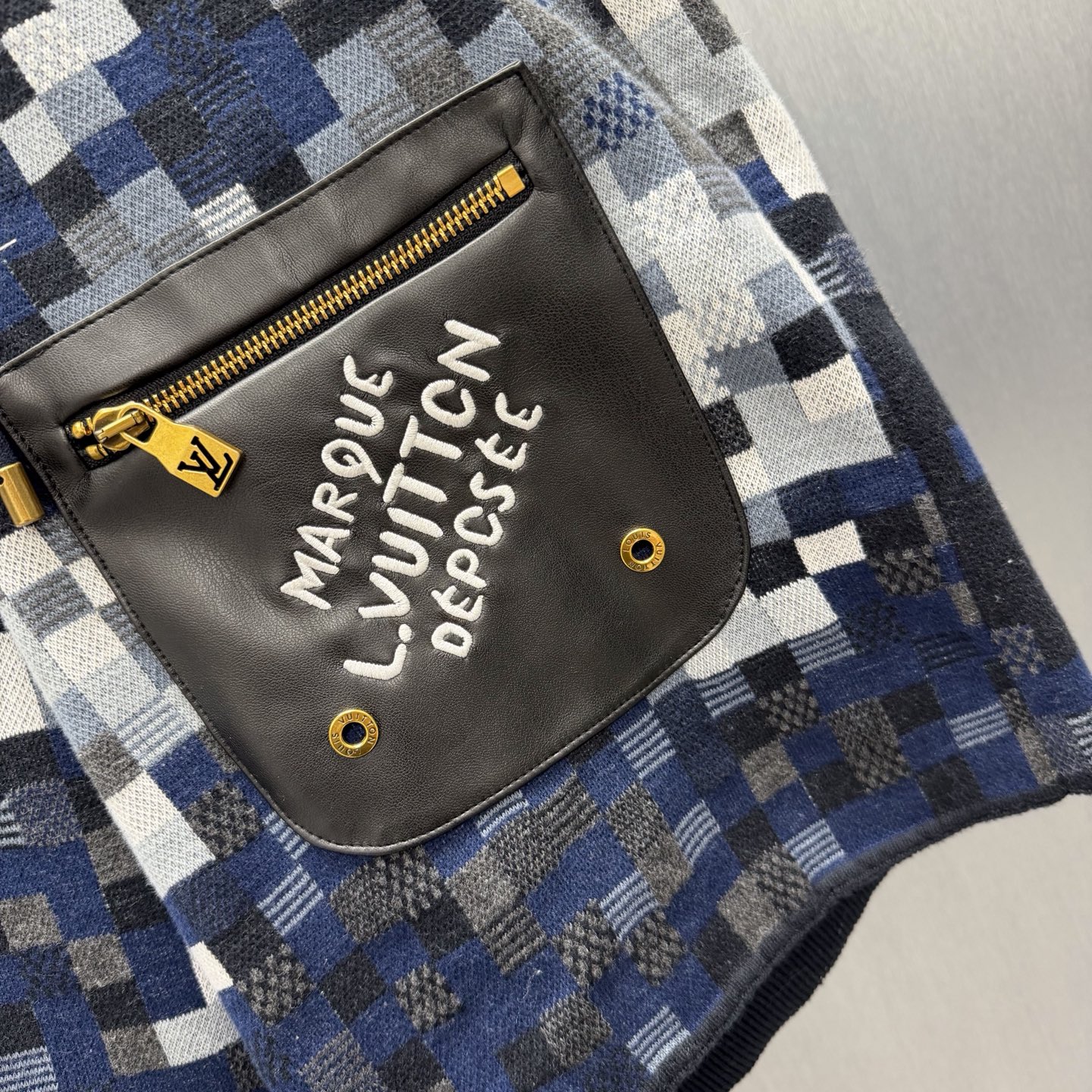 Louis Vuitton LV DAMOFLAGE混合皮革针织短裤 像素迷彩解构 皮革拼接碰撞未来感 金色拉链点亮细节