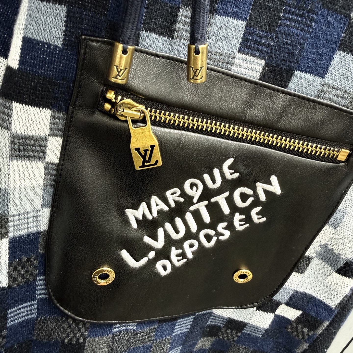 Louis Vuitton LV DAMOFLAGE混合皮革针织短裤 像素迷彩解构 皮革拼接碰撞未来感 金色拉链点亮细节