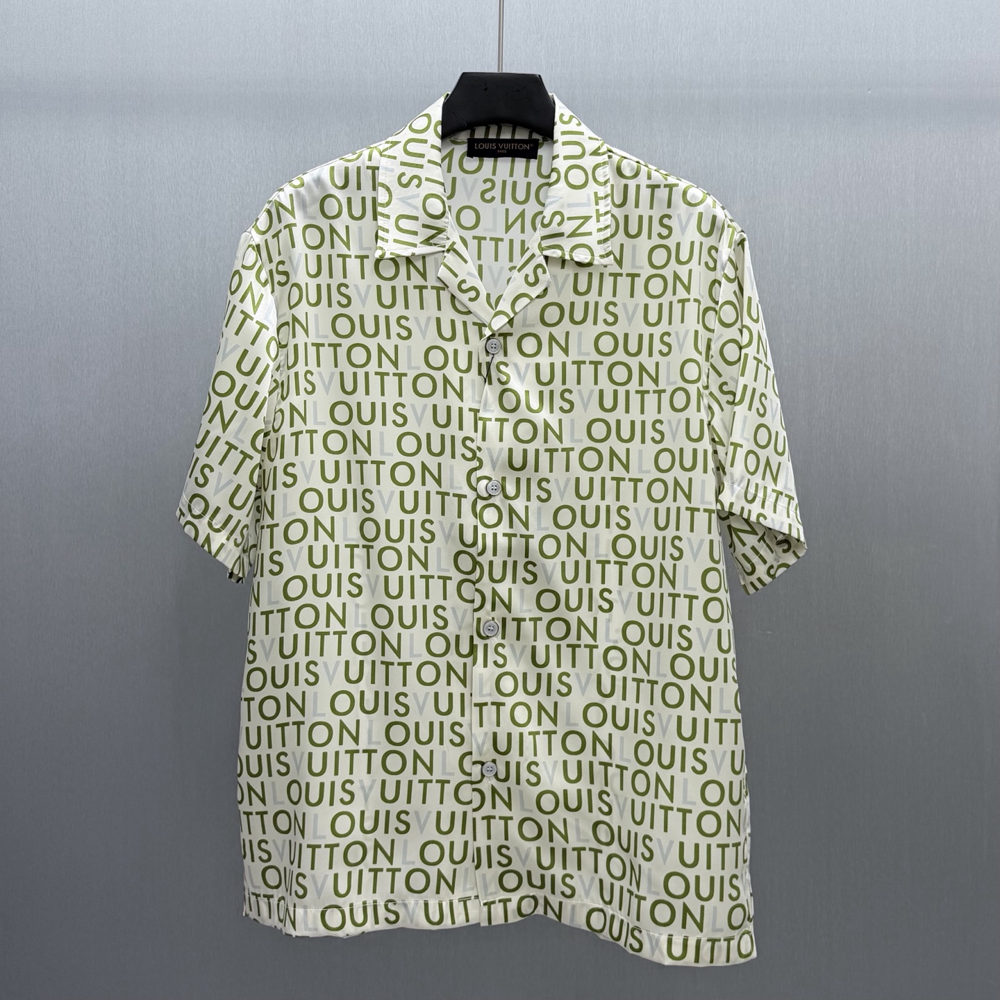 P180 LU Camisa estampada verde fluorescente Talla: S-XL Esta camisa de seda morera muestra el estampado IV Moze del des…