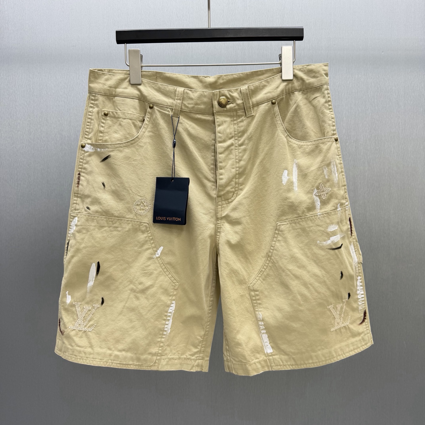 Mono graffiti P200 LU Tallas: S-XL El fondo caqui choca con graffitis personalizados, y el diseño de bolsillo grande co…