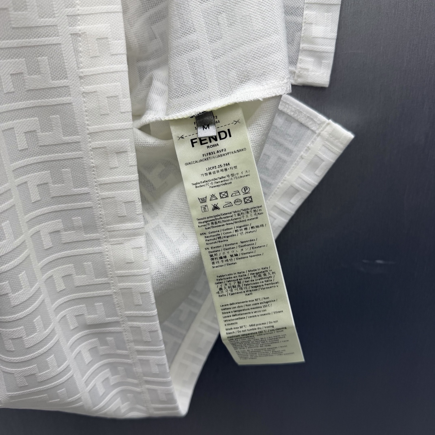 Fendi 基底缀Fendi FF纹 简约不失辨识度 棉质面料柔软亲肤 翻领短袖利落干净 通勤、约会都能hold住