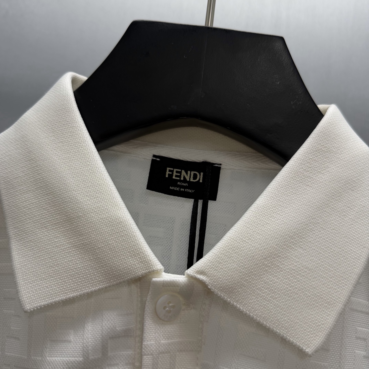Fendi 基底缀Fendi FF纹 简约不失辨识度 棉质面料柔软亲肤 翻领短袖利落干净 通勤、约会都能hold住