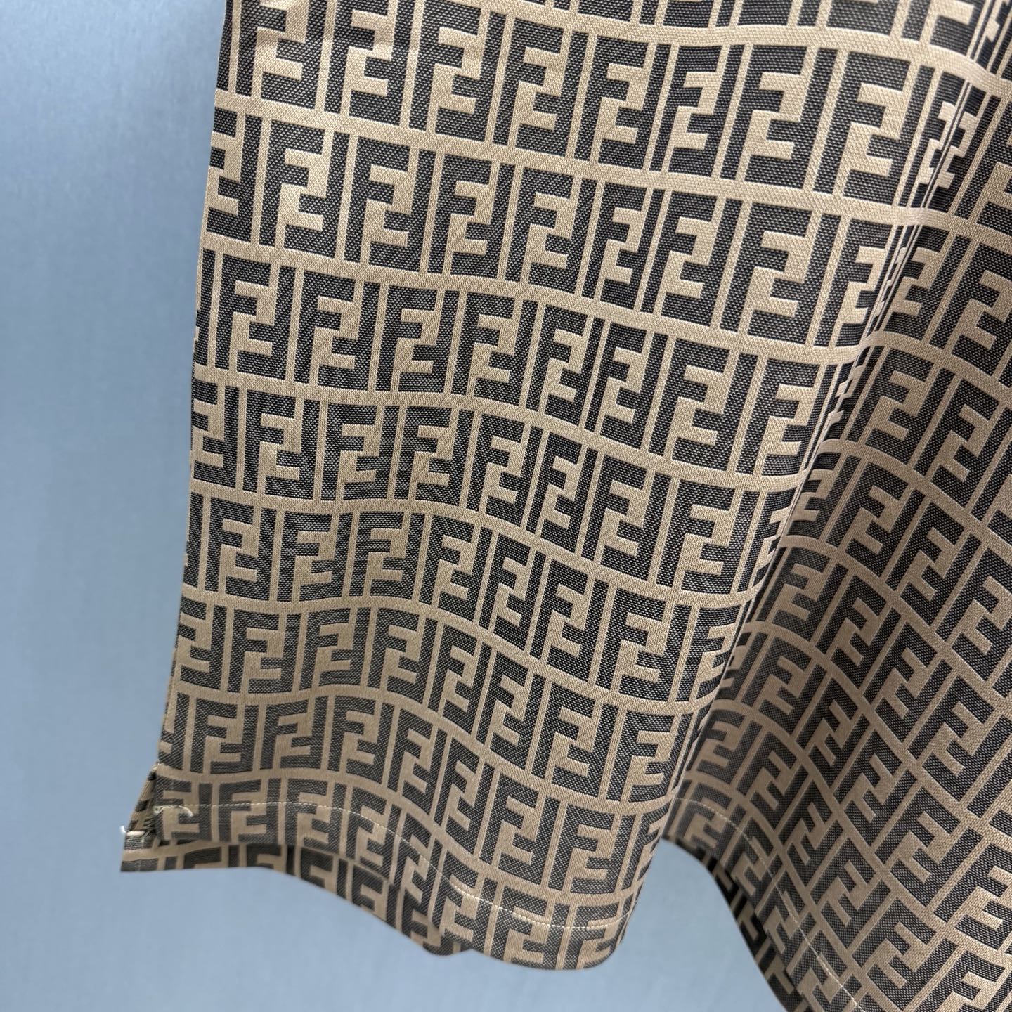 Fendi 基底缀Fendi FF纹 简约不失辨识度 棉质面料柔软亲肤 翻领短袖利落干净 通勤、约会都能hold住