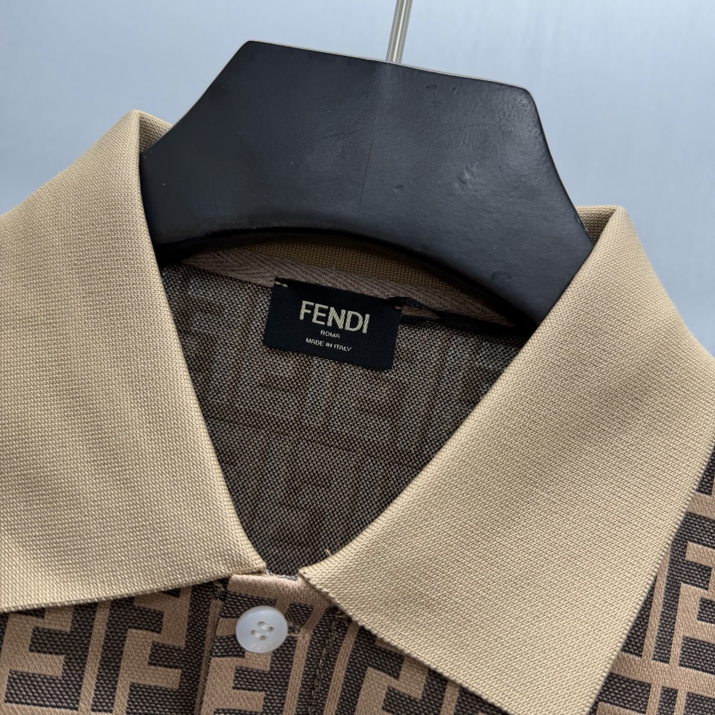 Fendi 基底缀Fendi FF纹 简约不失辨识度 棉质面料柔软亲肤 翻领短袖利落干净 通勤、约会都能hold住