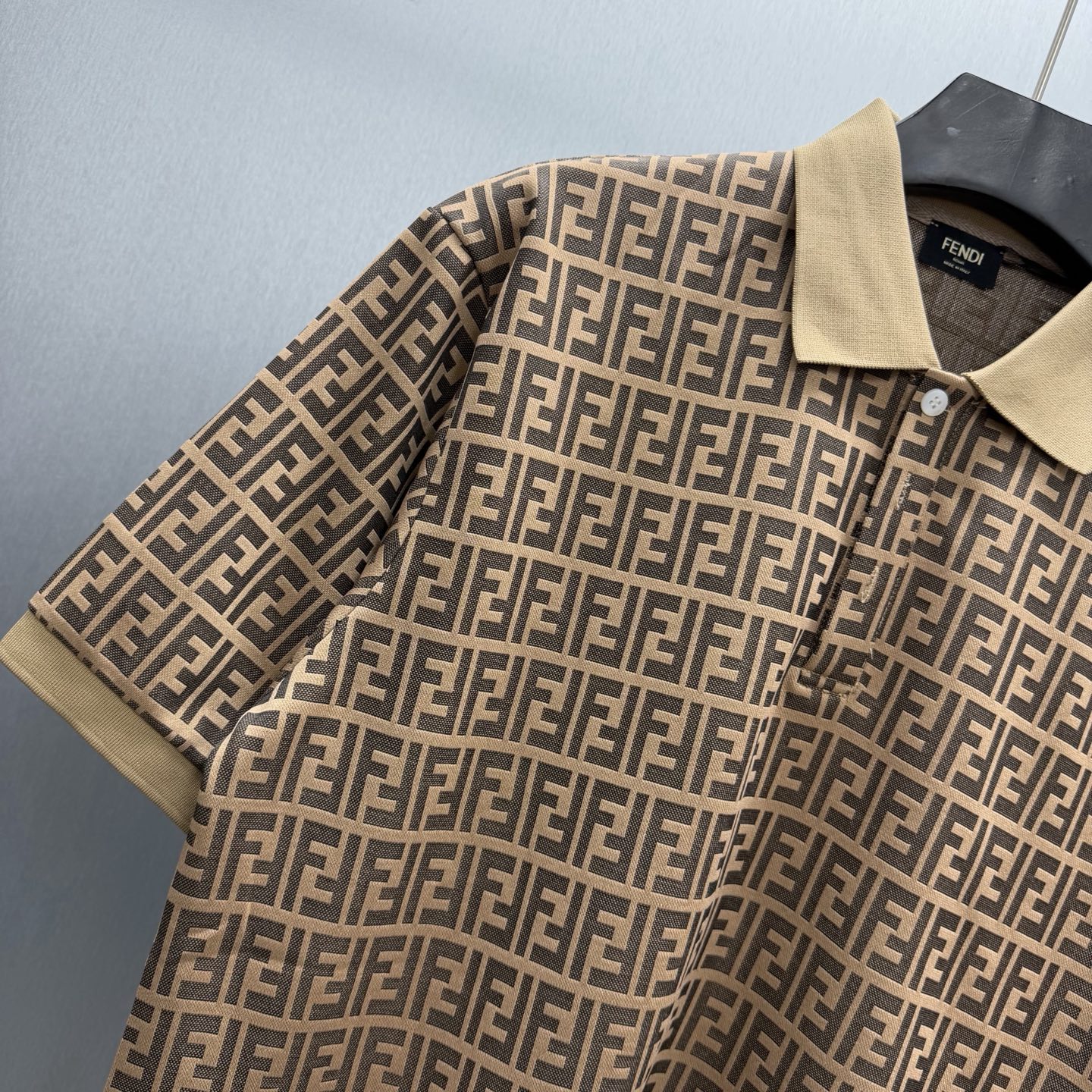 Fendi 基底缀Fendi FF纹 简约不失辨识度 棉质面料柔软亲肤 翻领短袖利落干净 通勤、约会都能hold住