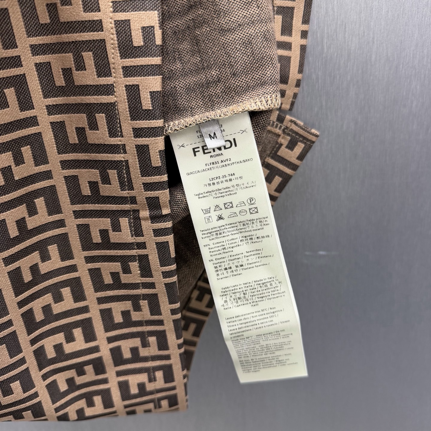 Fendi 基底缀Fendi FF纹 简约不失辨识度 棉质面料柔软亲肤 翻领短袖利落干净 通勤、约会都能hold住