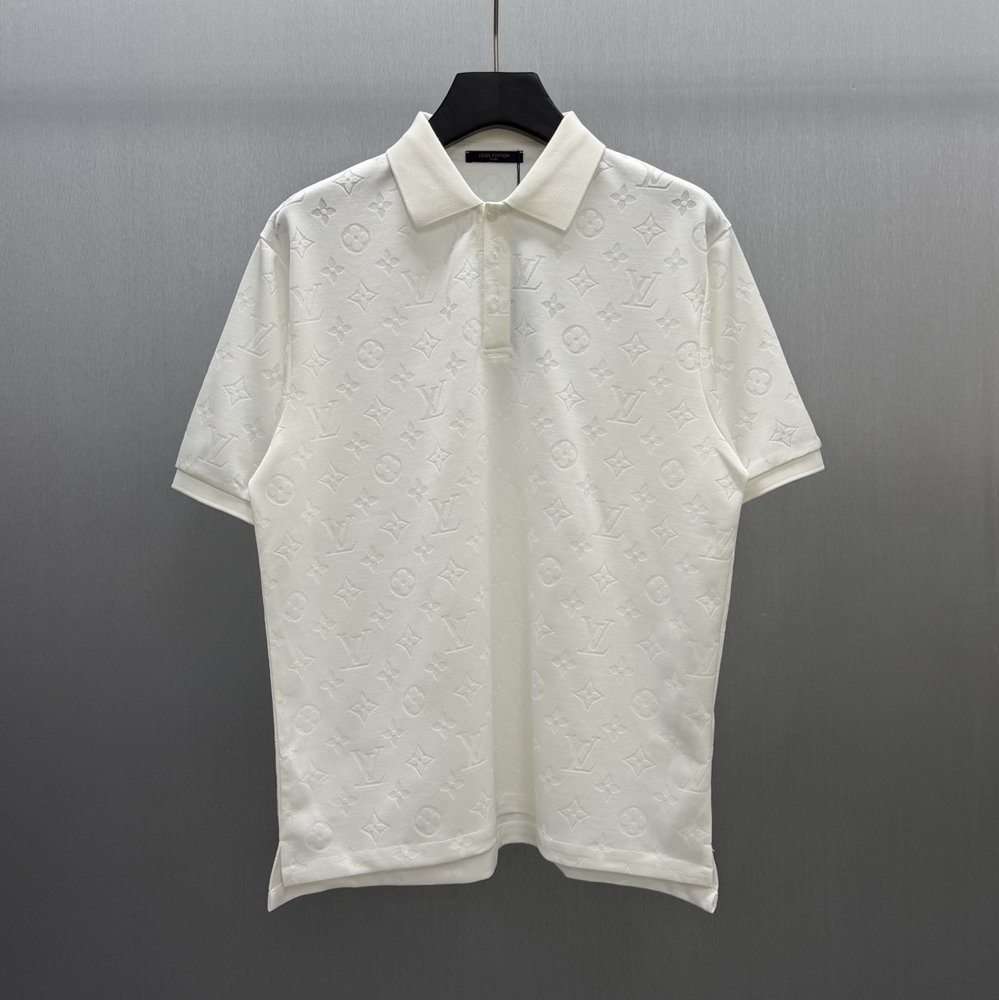 P125 LU Polo blanco con logotipo clásico. Tallas: S-XL. Algodón suave y transpirable, cuello y mangas cortas elegantes.…