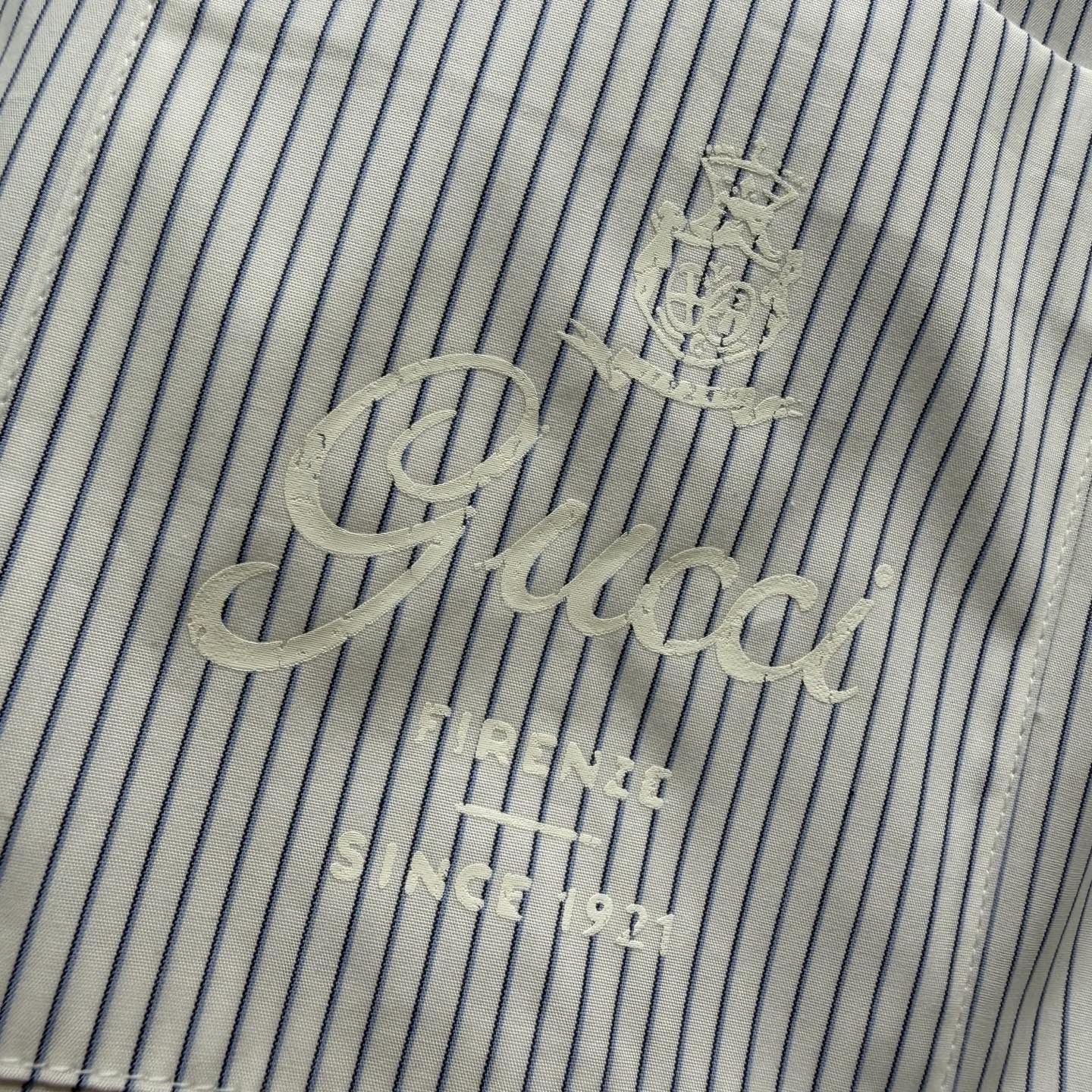 Gucci 甄选棉府绸面料 细条纹碰撞“Gucci Firenze Since 1921”刺绣印花