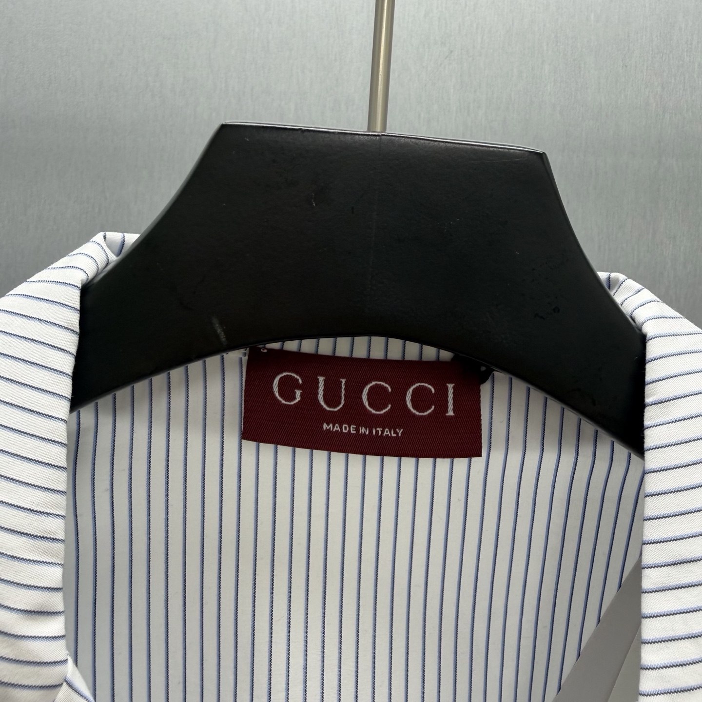 Gucci 甄选棉府绸面料 细条纹碰撞“Gucci Firenze Since 1921”刺绣印花