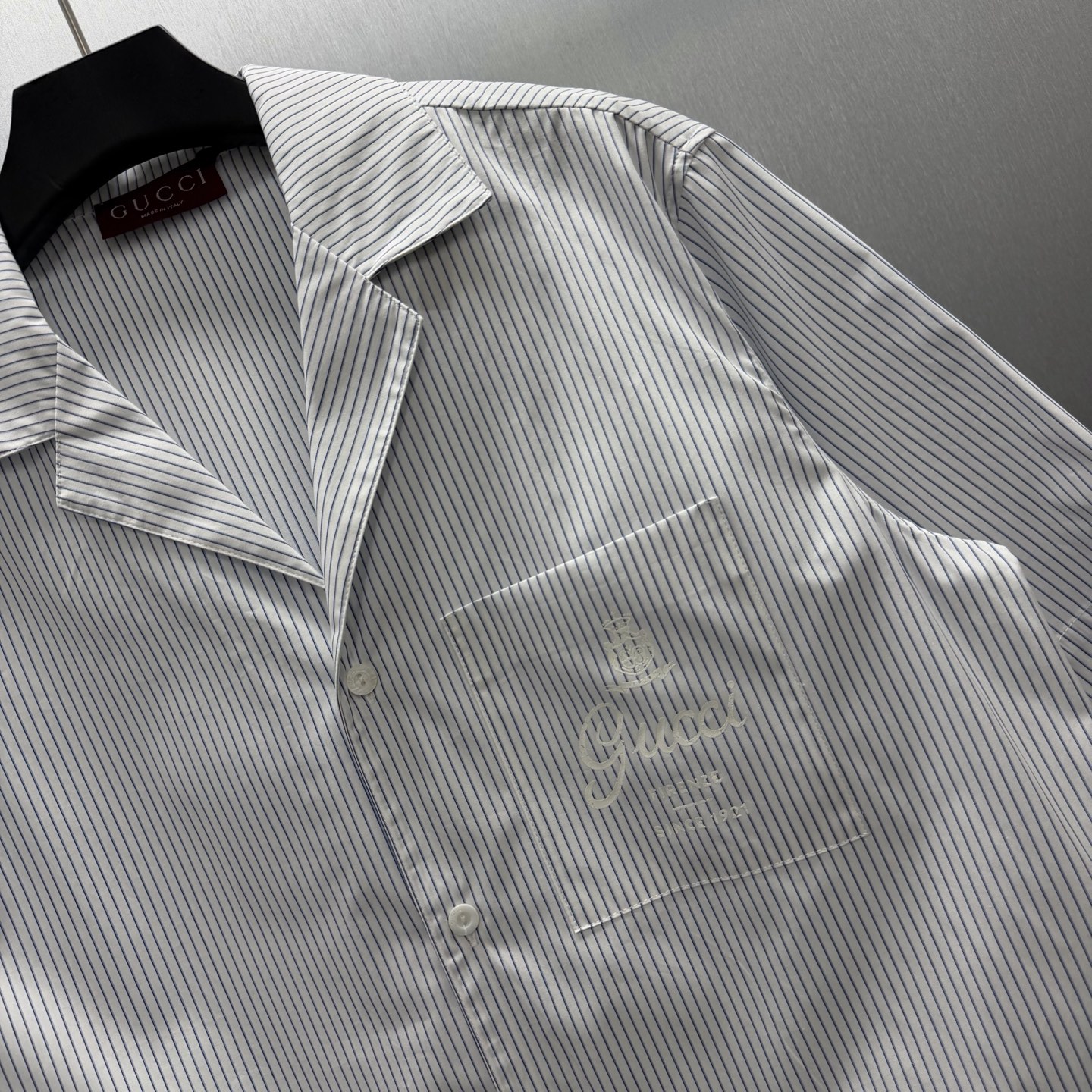 Gucci 甄选棉府绸面料 细条纹碰撞“Gucci Firenze Since 1921”刺绣印花
