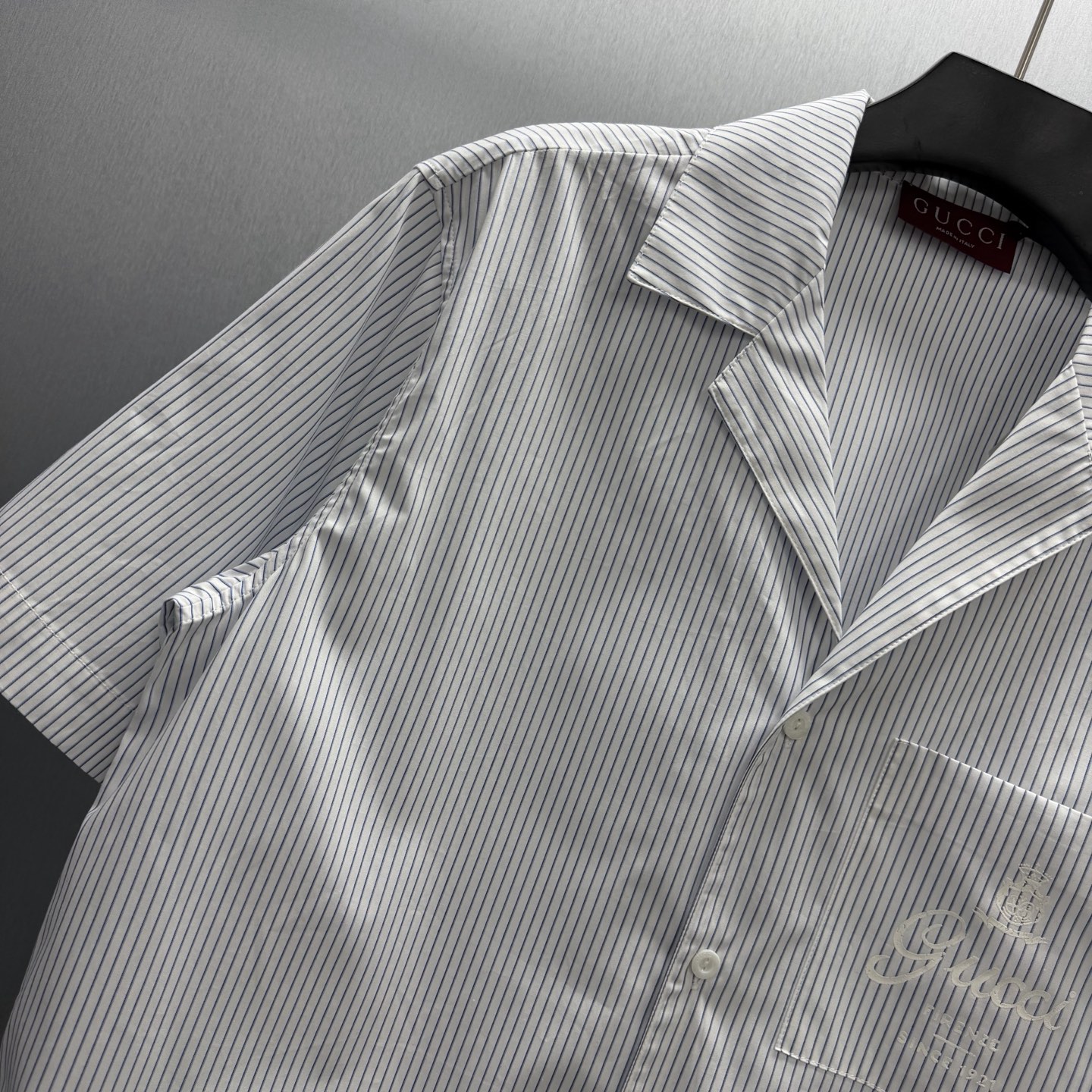Gucci 甄选棉府绸面料 细条纹碰撞“Gucci Firenze Since 1921”刺绣印花