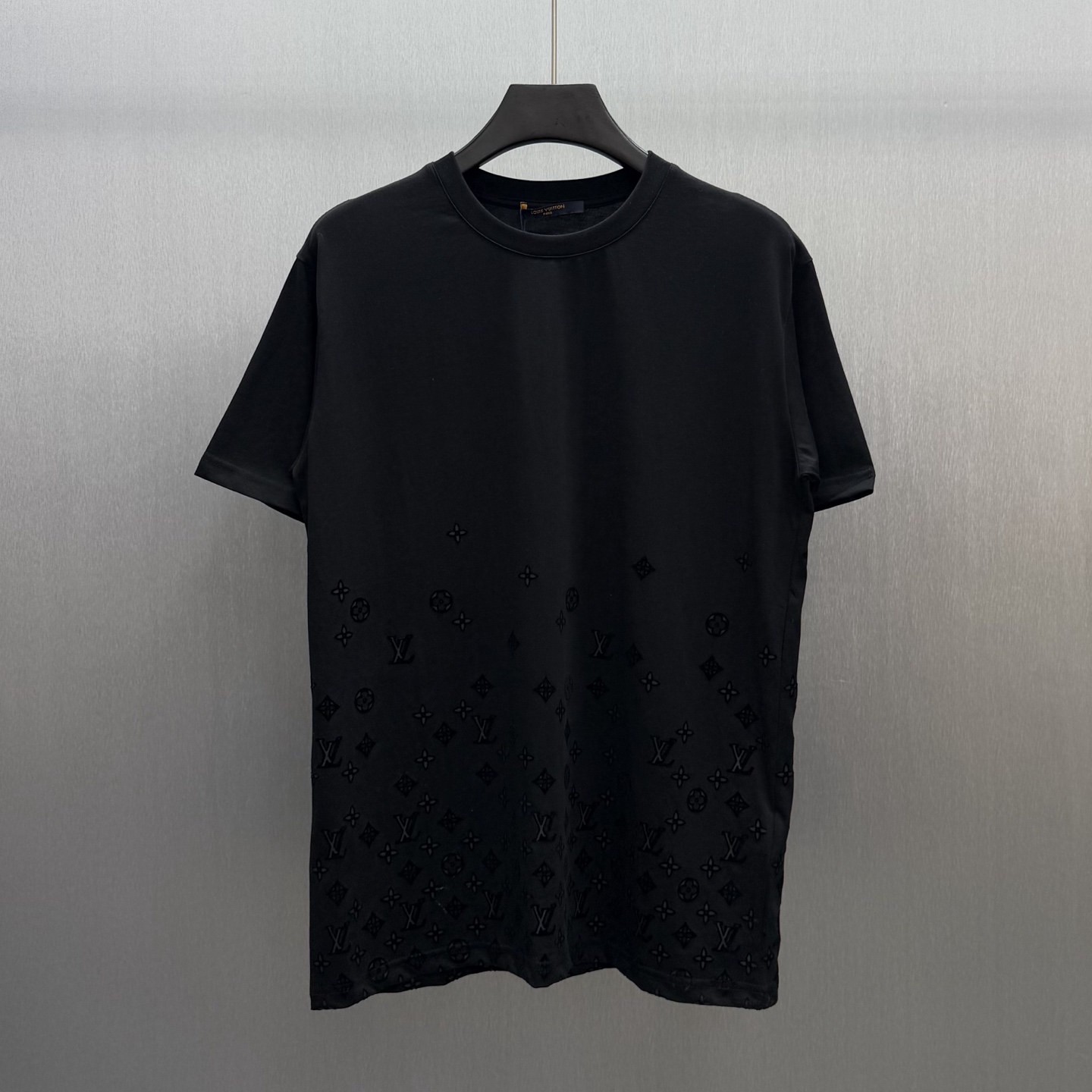 P120 LU Camiseta con estampado degradado de flock. Tallas: S-XL. Esta camiseta clásica está hecha de tejido de punto de…