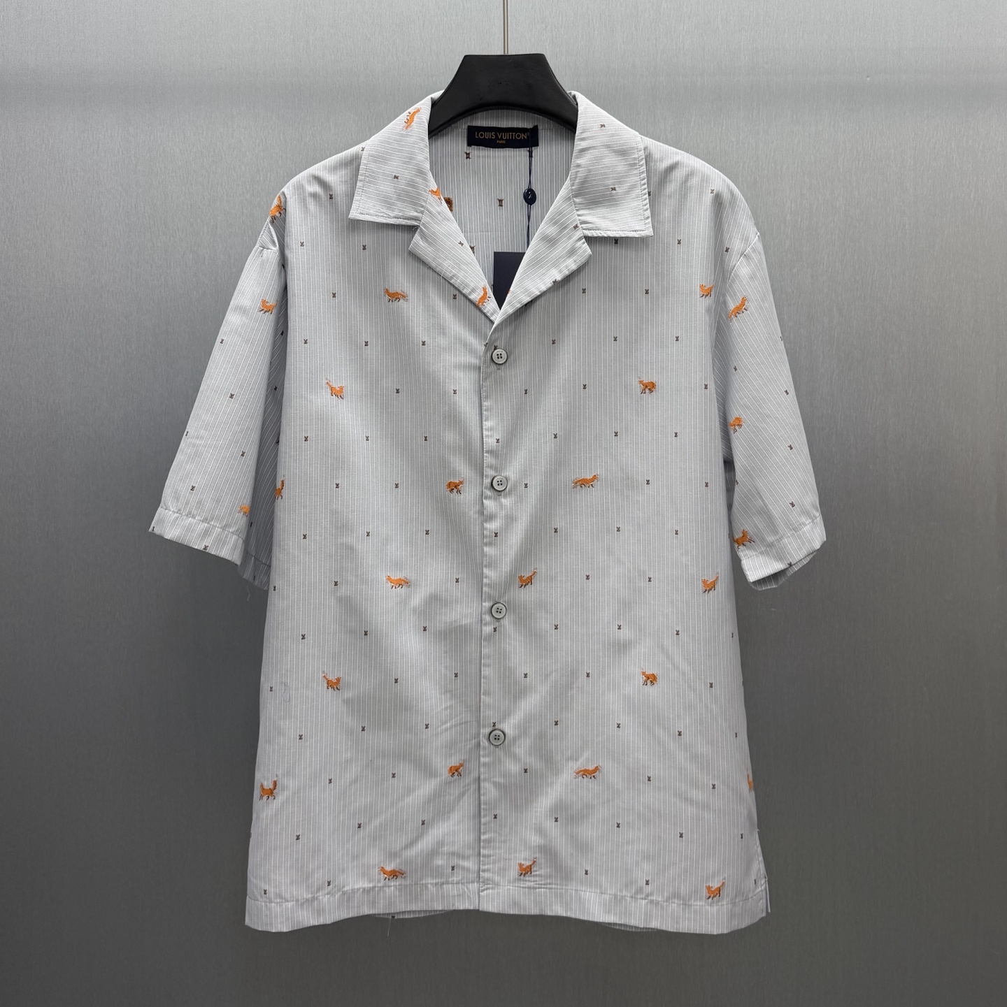P180 LU Camisa de manga corta con bordado de zorro y rayas Talla: S-XL Integrando la elegancia francesa en el vestir di…