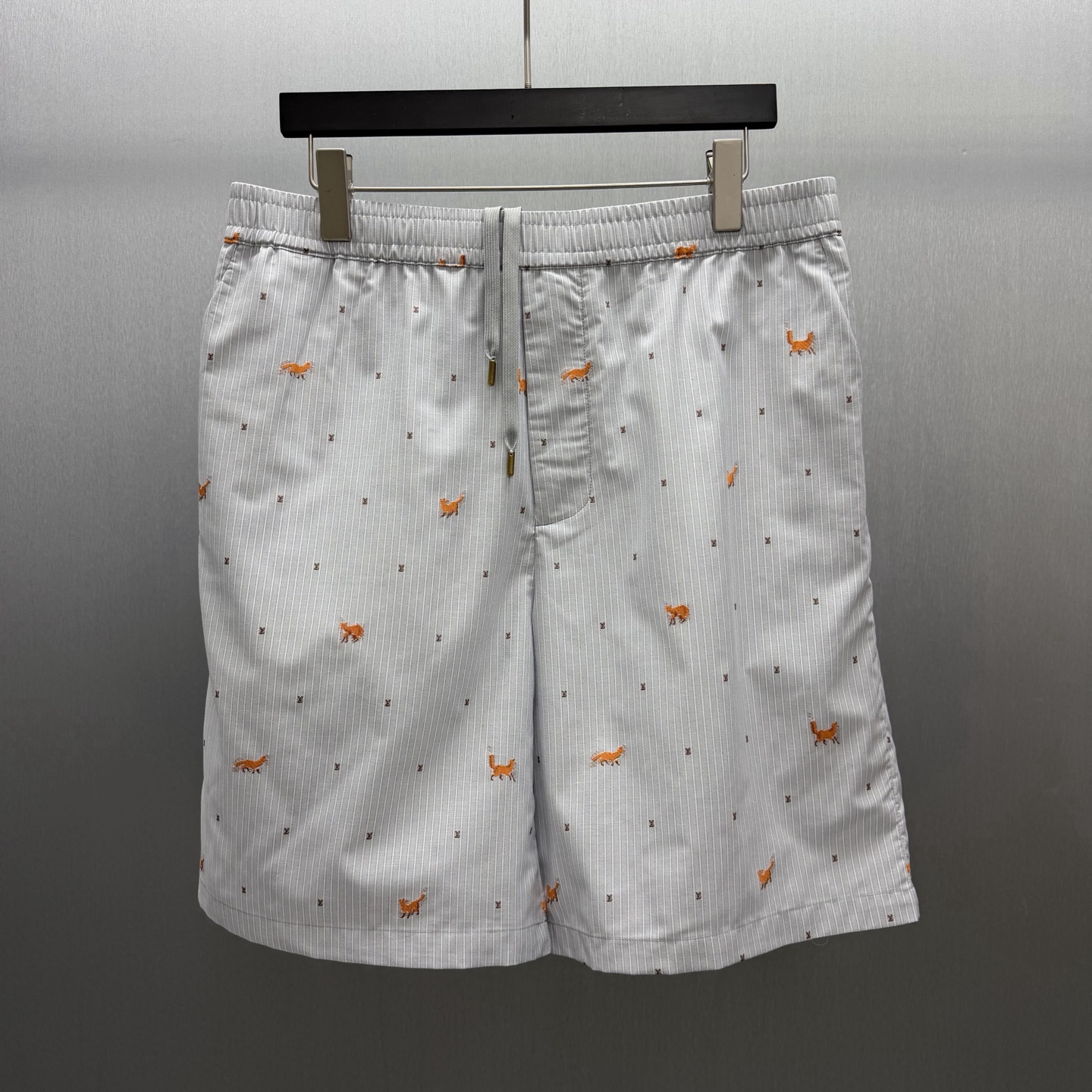 P165 LU Pantalones cortos con bordado de zorro y rayas Size: S-XL Base de rayas clásica entrelazada con un bordado de z…