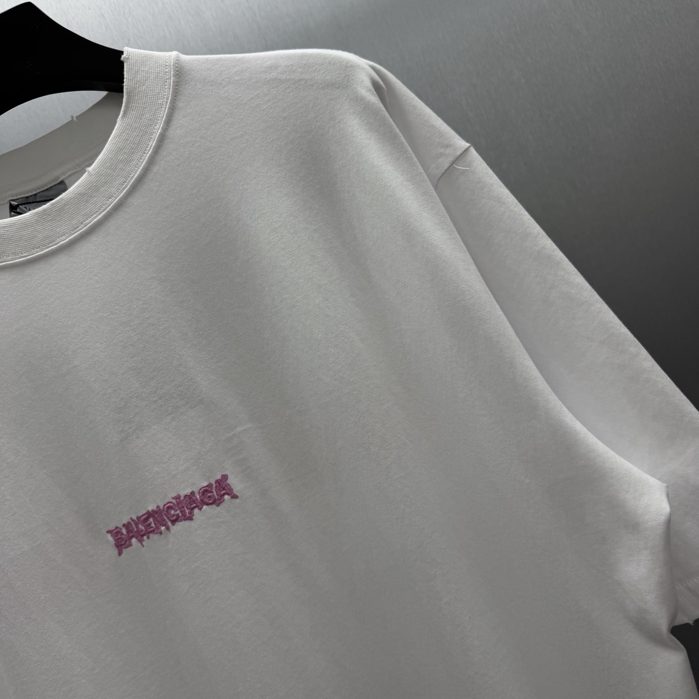 Balenciaga 巴黎世家极简风做旧白T来啦 胸前粉色荆棘小标低调又有设计感 做旧水洗工艺让白T更有质感