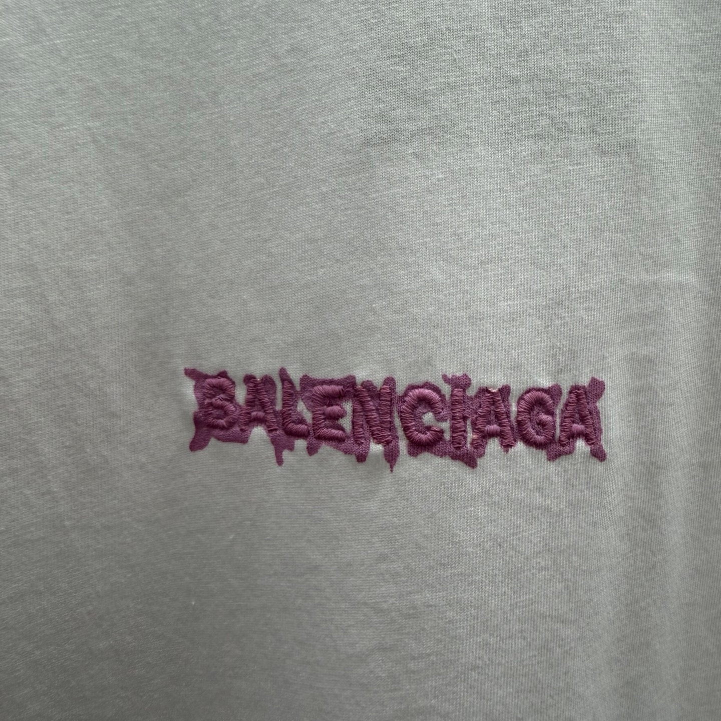 Balenciaga 巴黎世家极简风做旧白T来啦 胸前粉色荆棘小标低调又有设计感 做旧水洗工艺让白T更有质感