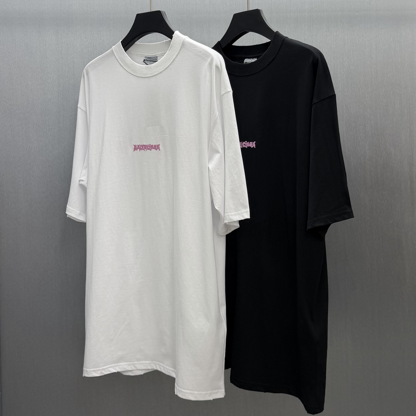 Balenciaga 巴黎世家极简风做旧白T来啦 胸前粉色荆棘小标低调又有设计感 做旧水洗工艺让黑T更有质感