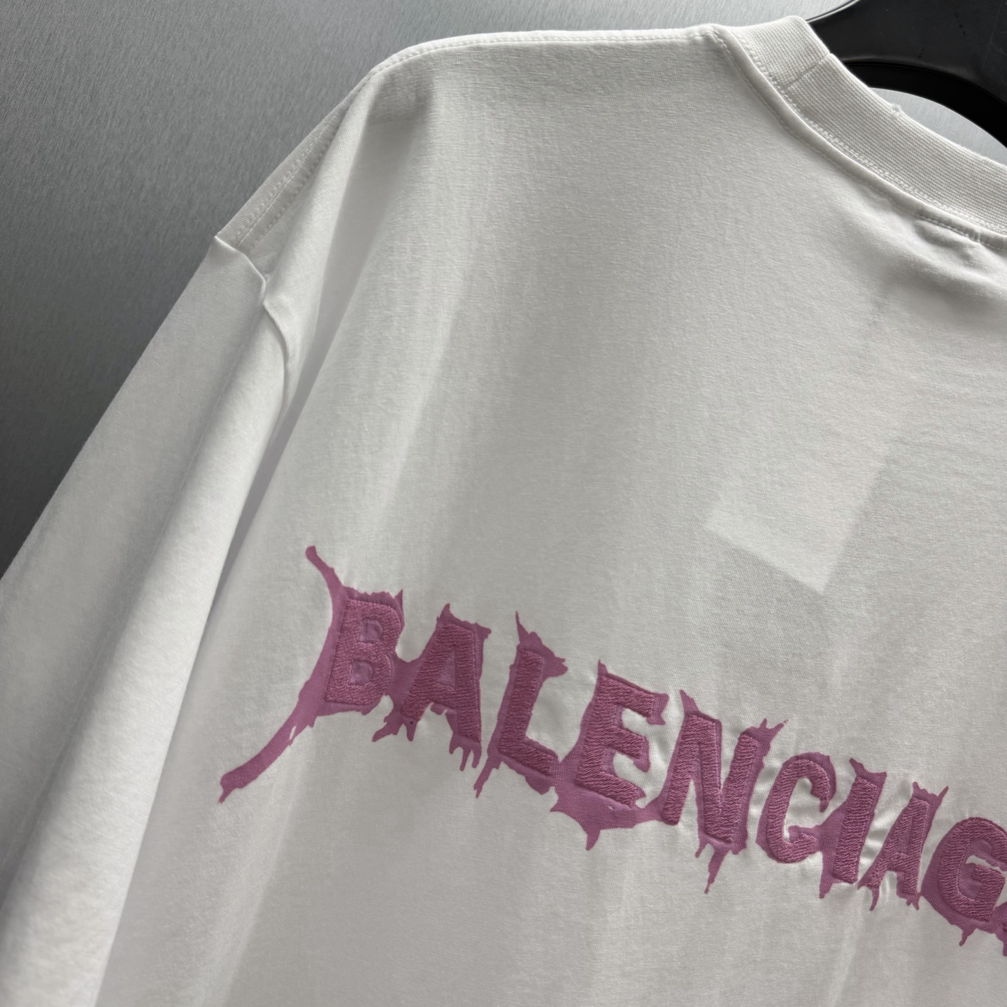 Balenciaga 巴黎世家极简风做旧白T来啦 胸前粉色荆棘小标低调又有设计感 做旧水洗工艺让白T更有质感
