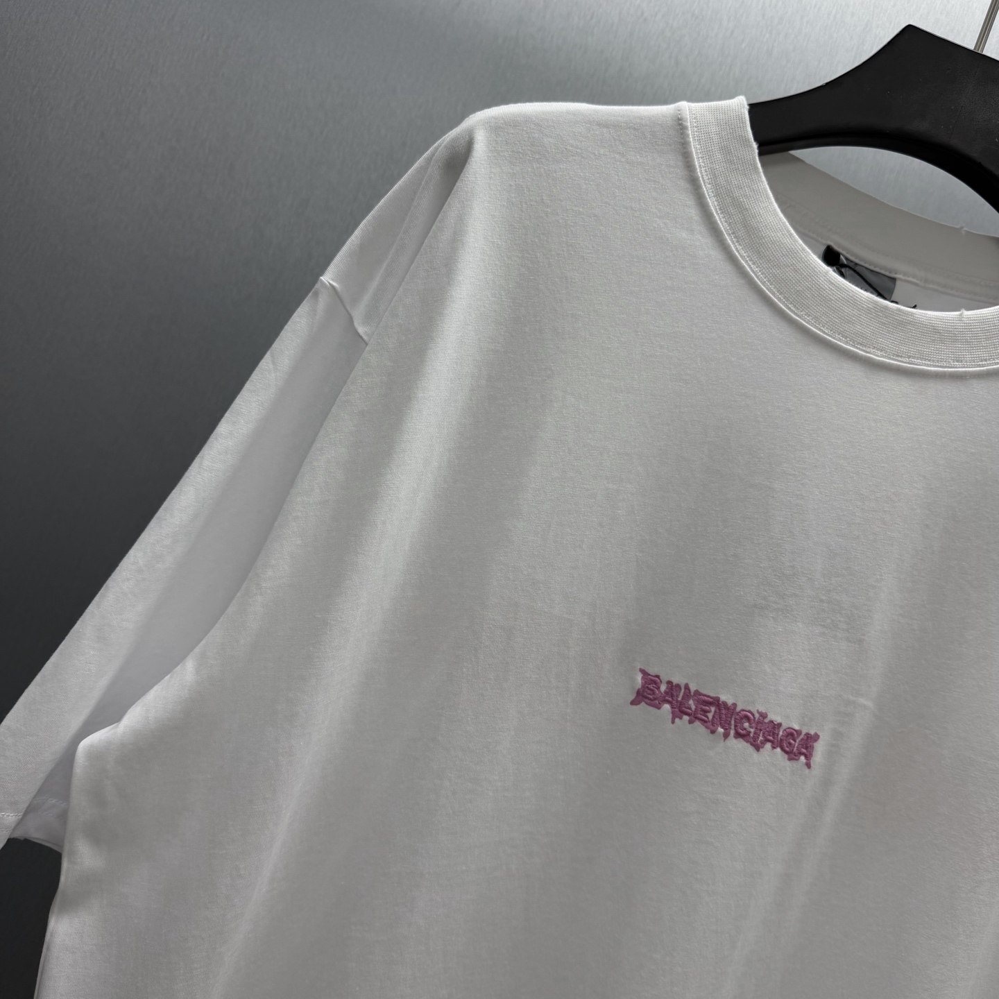 Balenciaga 巴黎世家极简风做旧白T来啦 胸前粉色荆棘小标低调又有设计感 做旧水洗工艺让白T更有质感