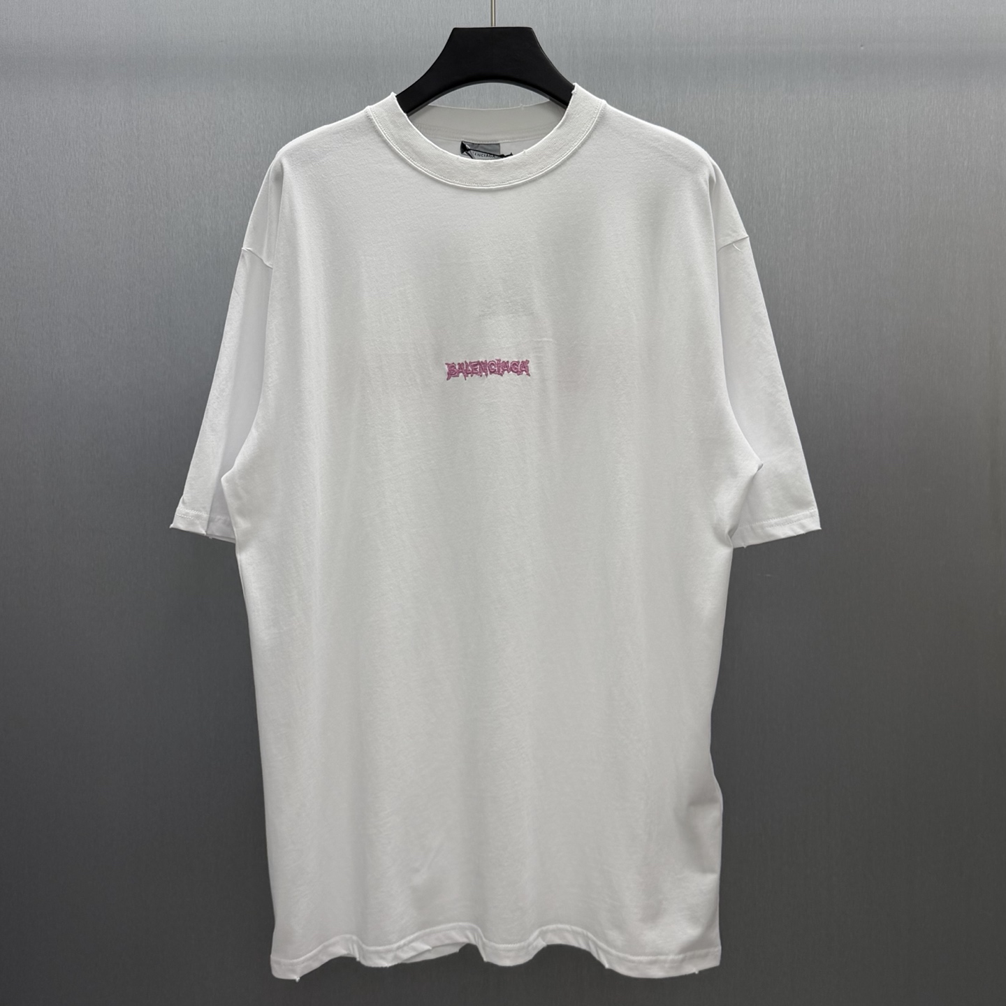 Balenciaga 巴黎世家极简风做旧白T来啦 胸前粉色荆棘小标低调又有设计感 做旧水洗工艺让白T更有质感