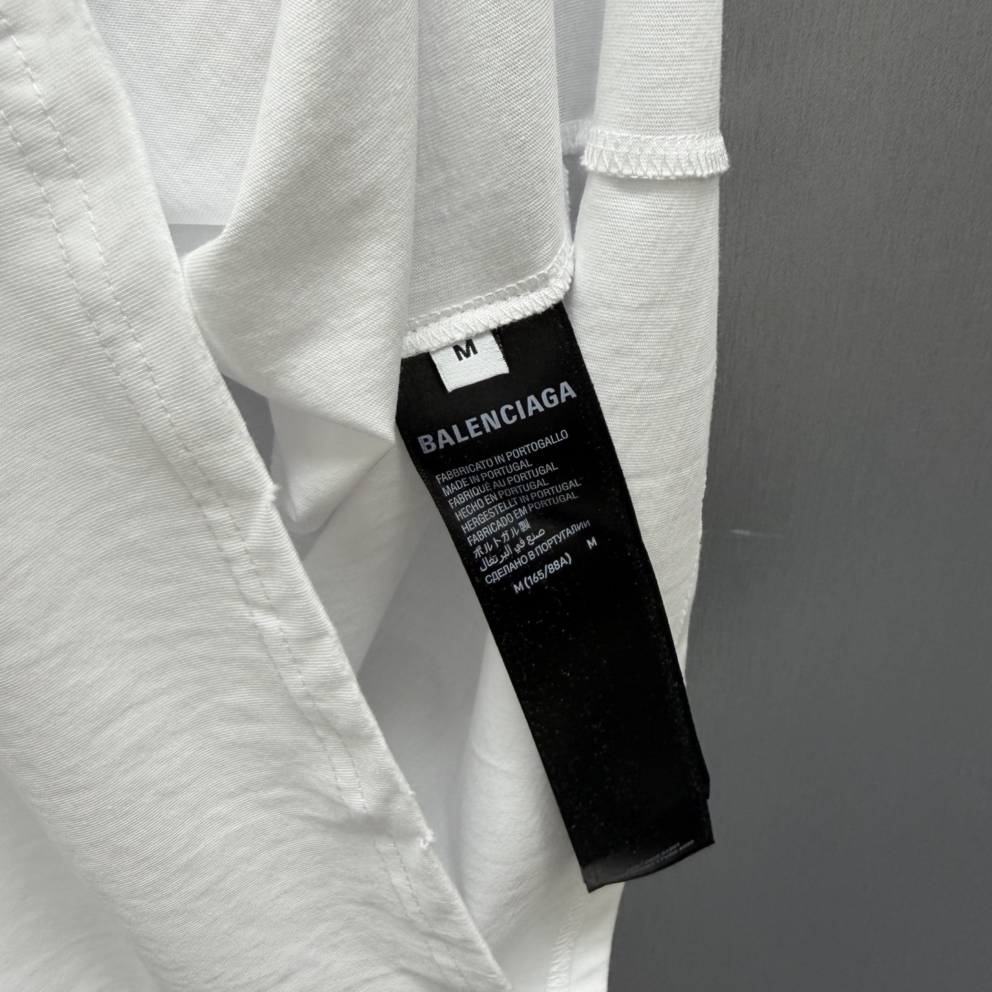 Balenciaga 巴黎世家极简风做旧白T来啦 胸前粉色荆棘小标低调又有设计感 做旧水洗工艺让白T更有质感