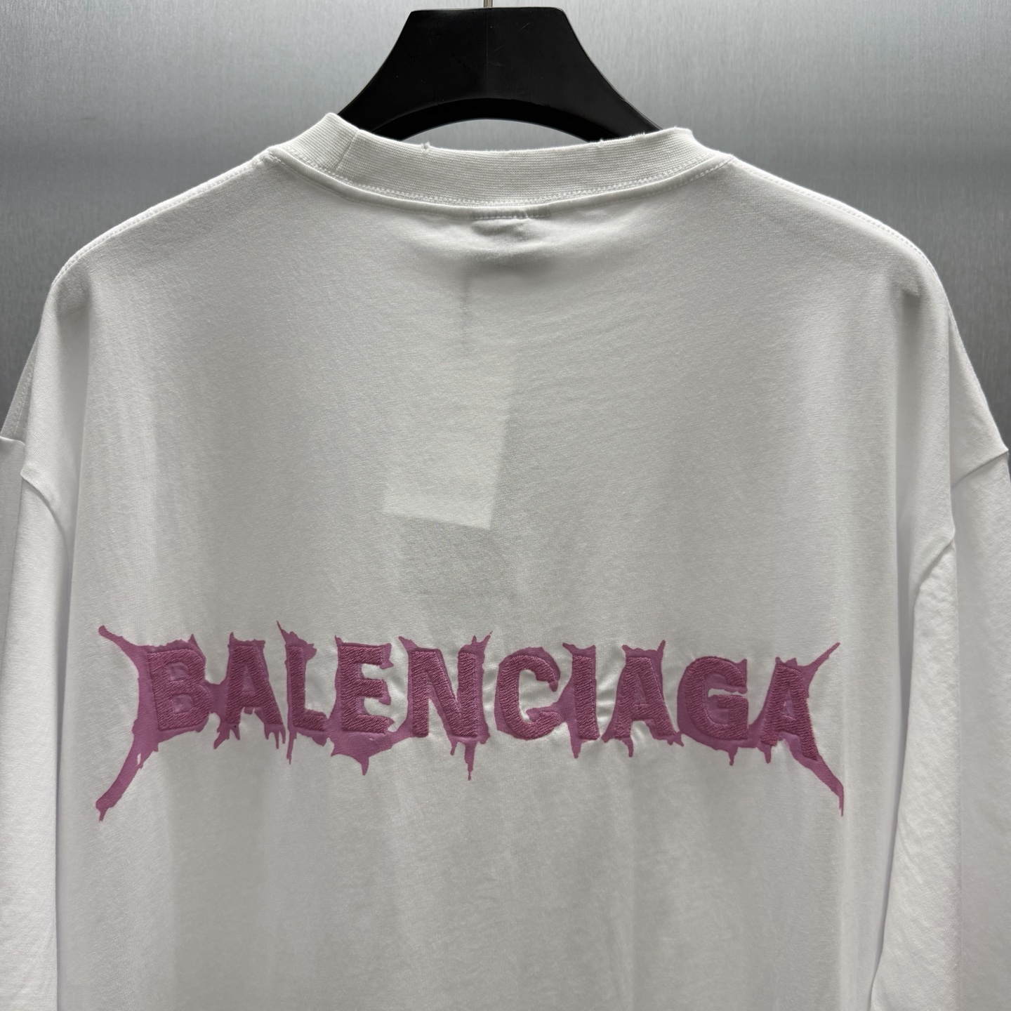 Balenciaga 巴黎世家极简风做旧白T来啦 胸前粉色荆棘小标低调又有设计感 做旧水洗工艺让白T更有质感