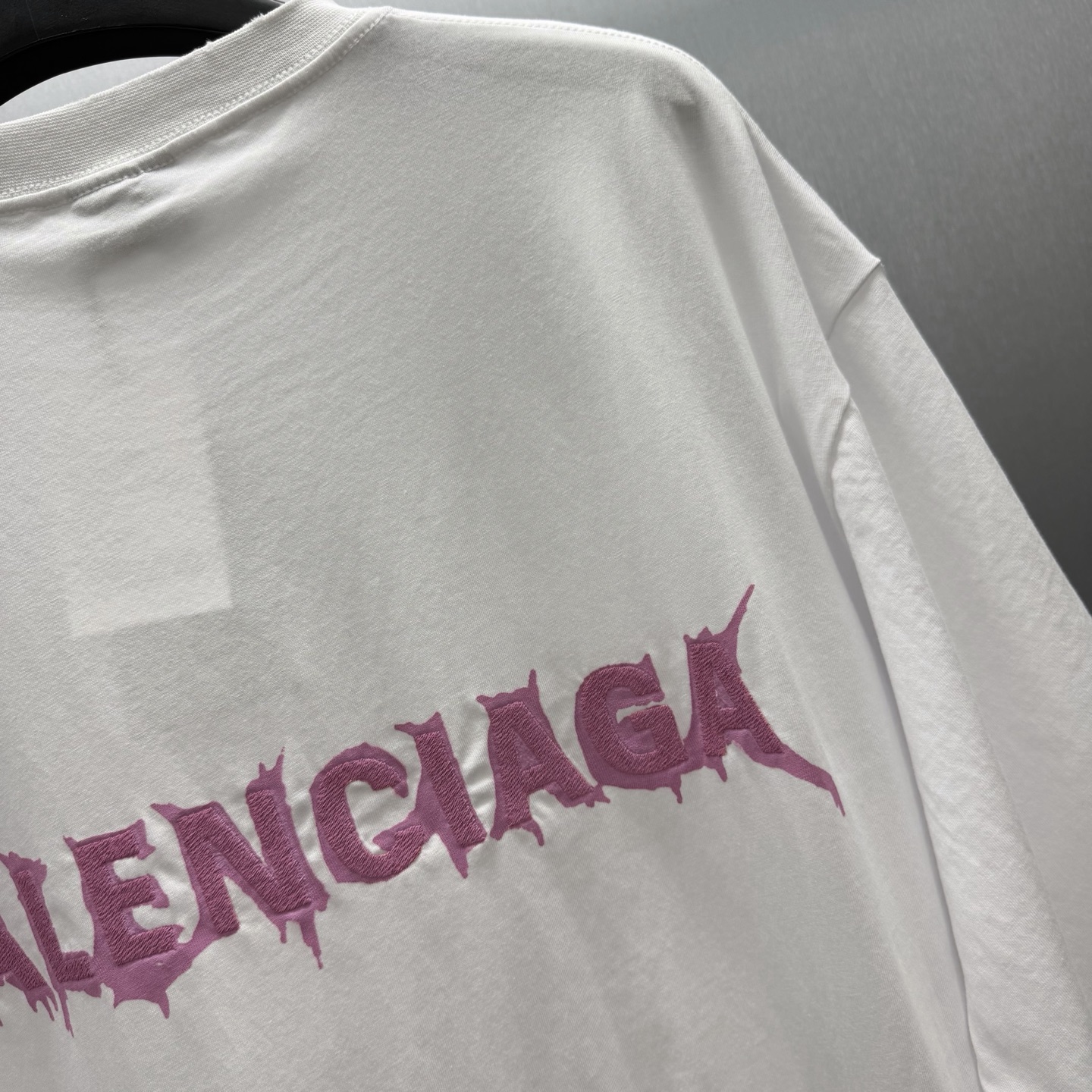 Balenciaga 巴黎世家极简风做旧白T来啦 胸前粉色荆棘小标低调又有设计感 做旧水洗工艺让白T更有质感